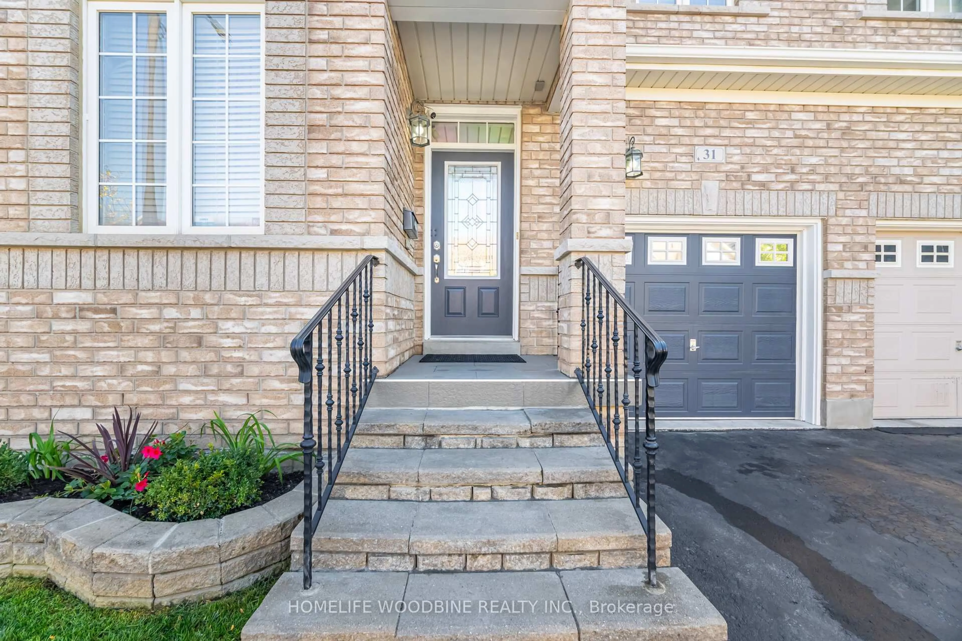 Indoor entryway for 31 Boundbrook Dr, Brampton Ontario L7A 0M1