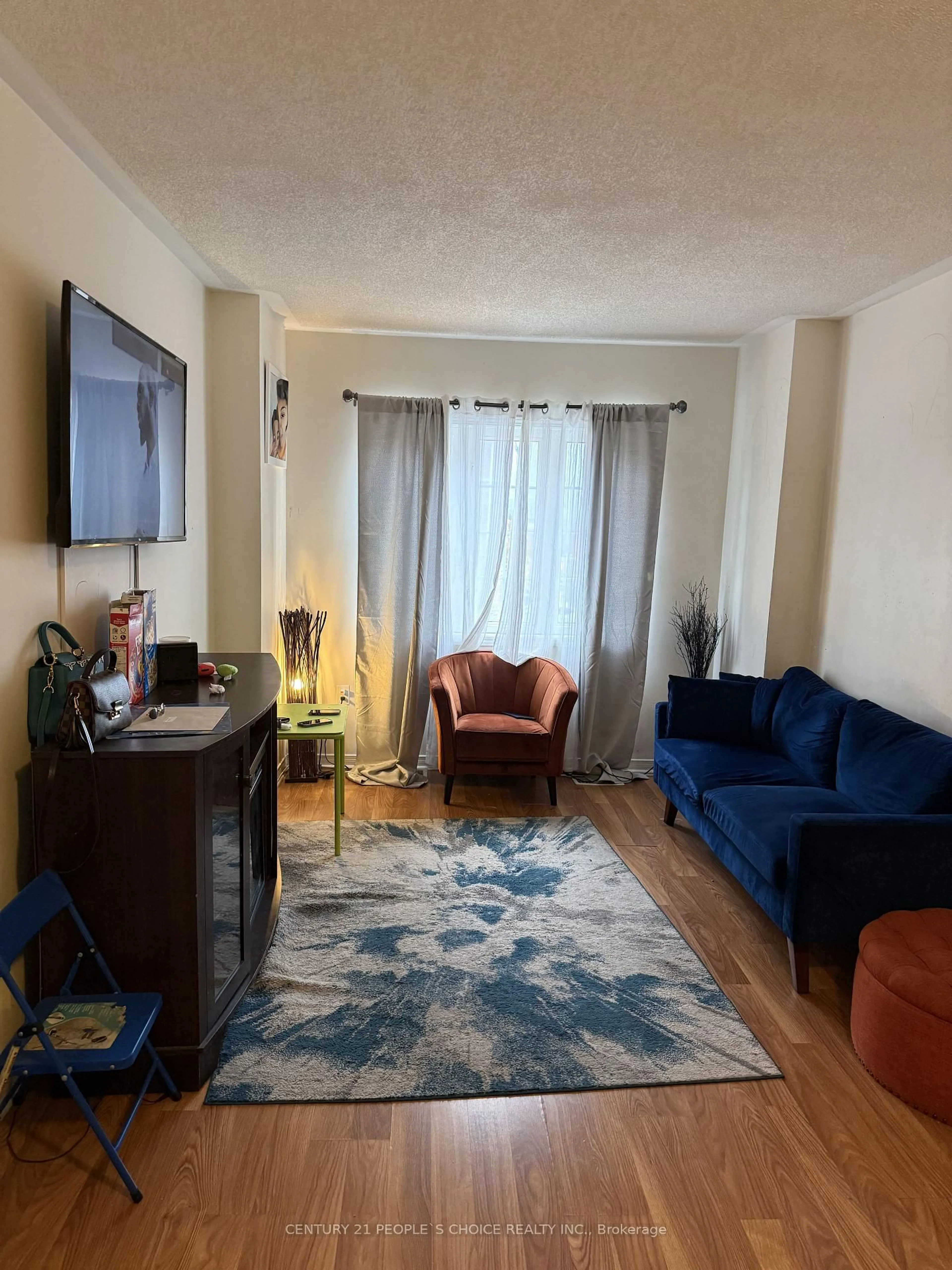 Living room with furniture, unknown for 5797 Tiz Rd, Mississauga Ontario L5R 0B4