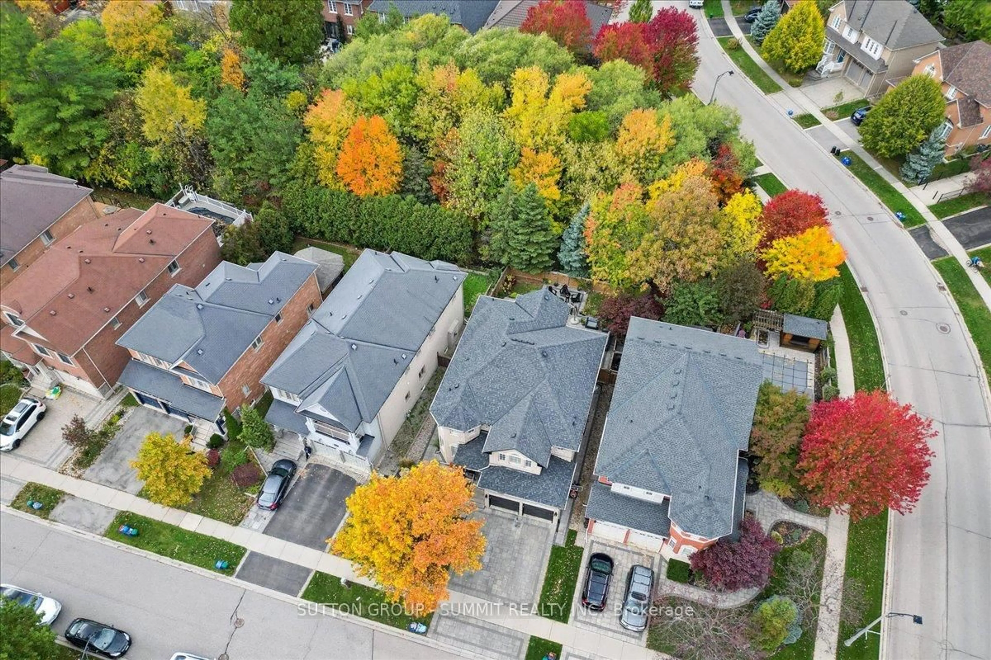 A pic from outside/outdoor area/front of a property/back of a property/a pic from drone, street for 2237 Adirondak Tr, Oakville Ontario L6M 4W4