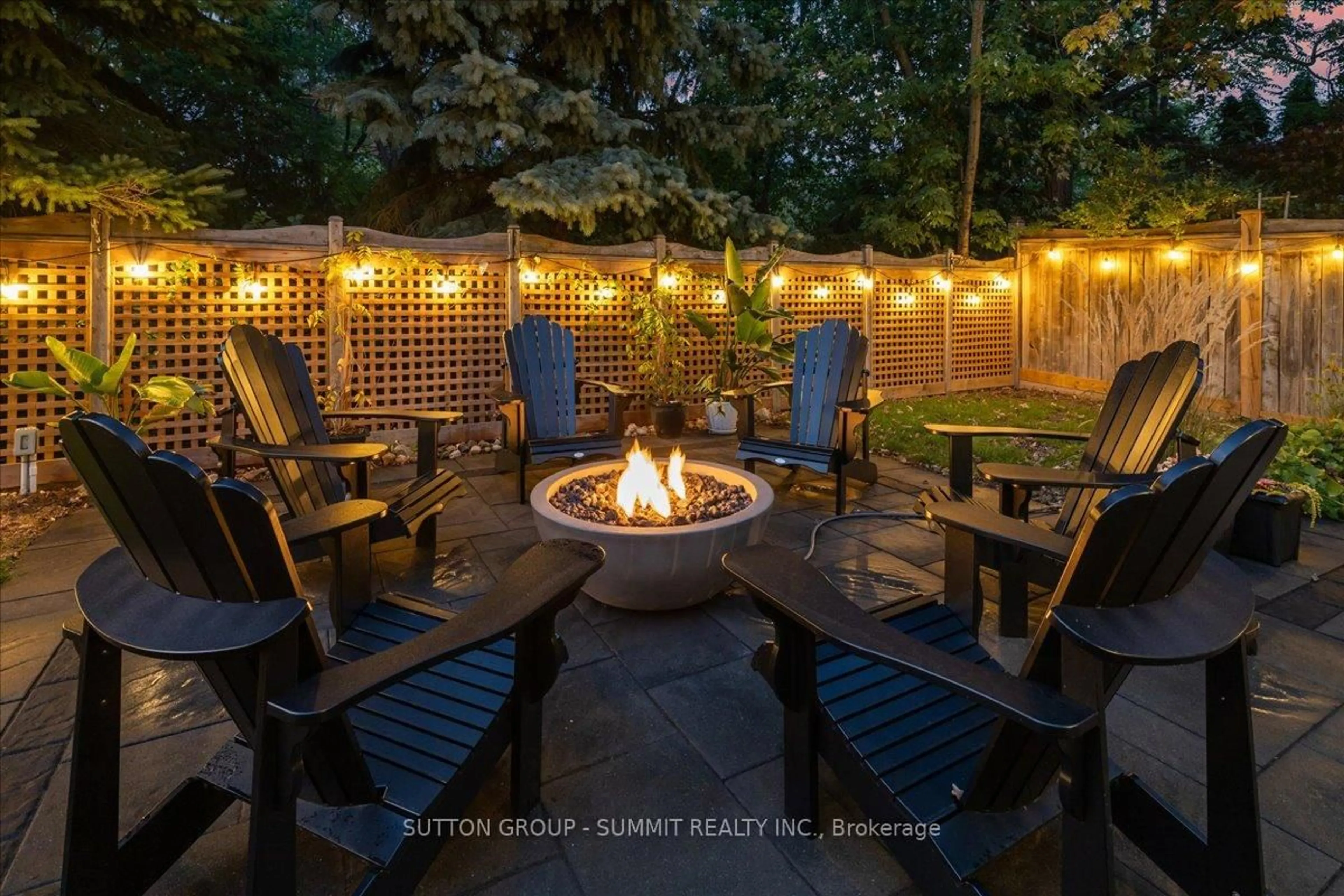 Patio, street for 2237 Adirondak Tr, Oakville Ontario L6M 4W4
