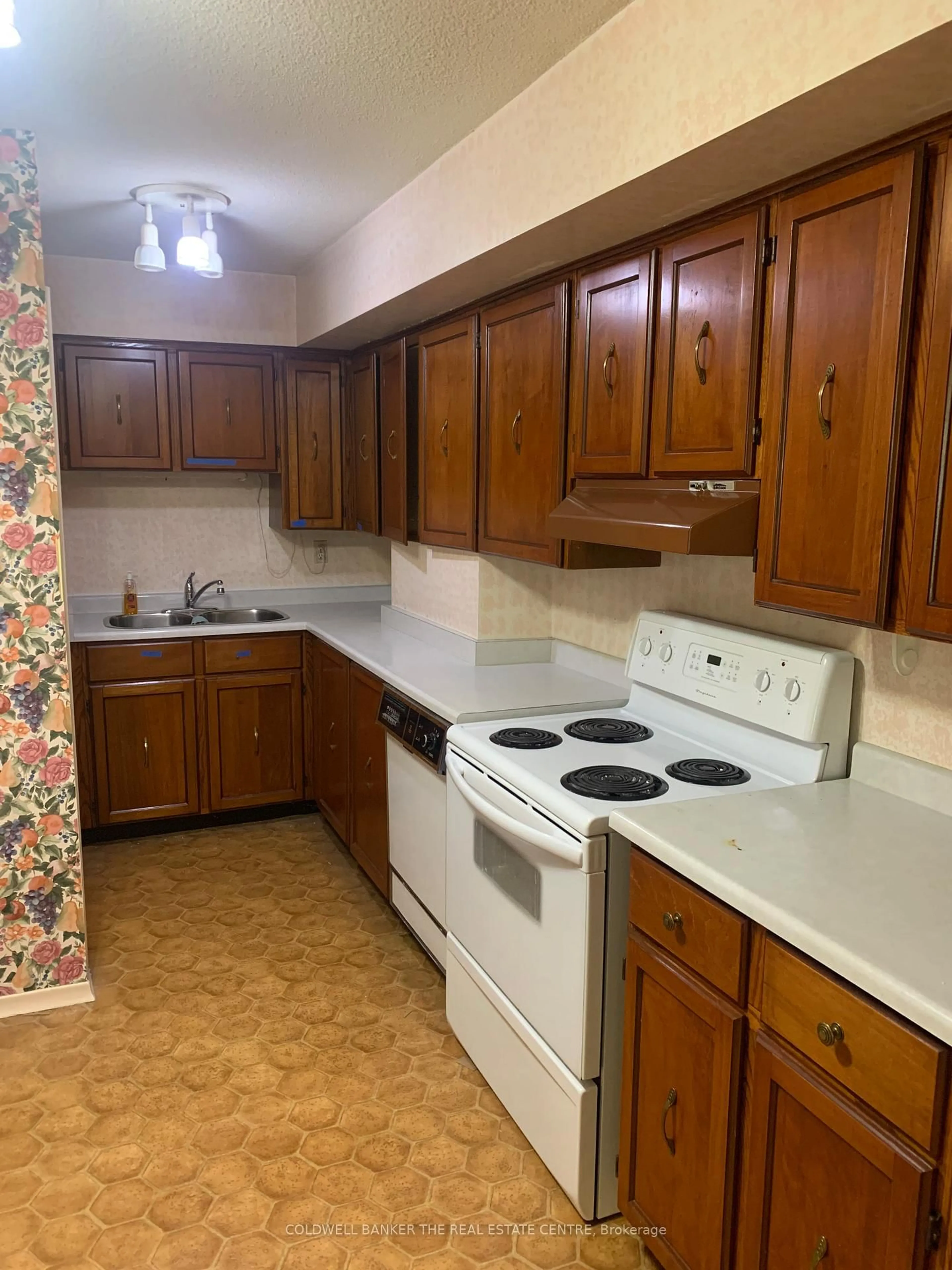 Standard kitchen, unknown for 284 Mill Rd #Unit E3, Toronto Ontario M9C 4W6