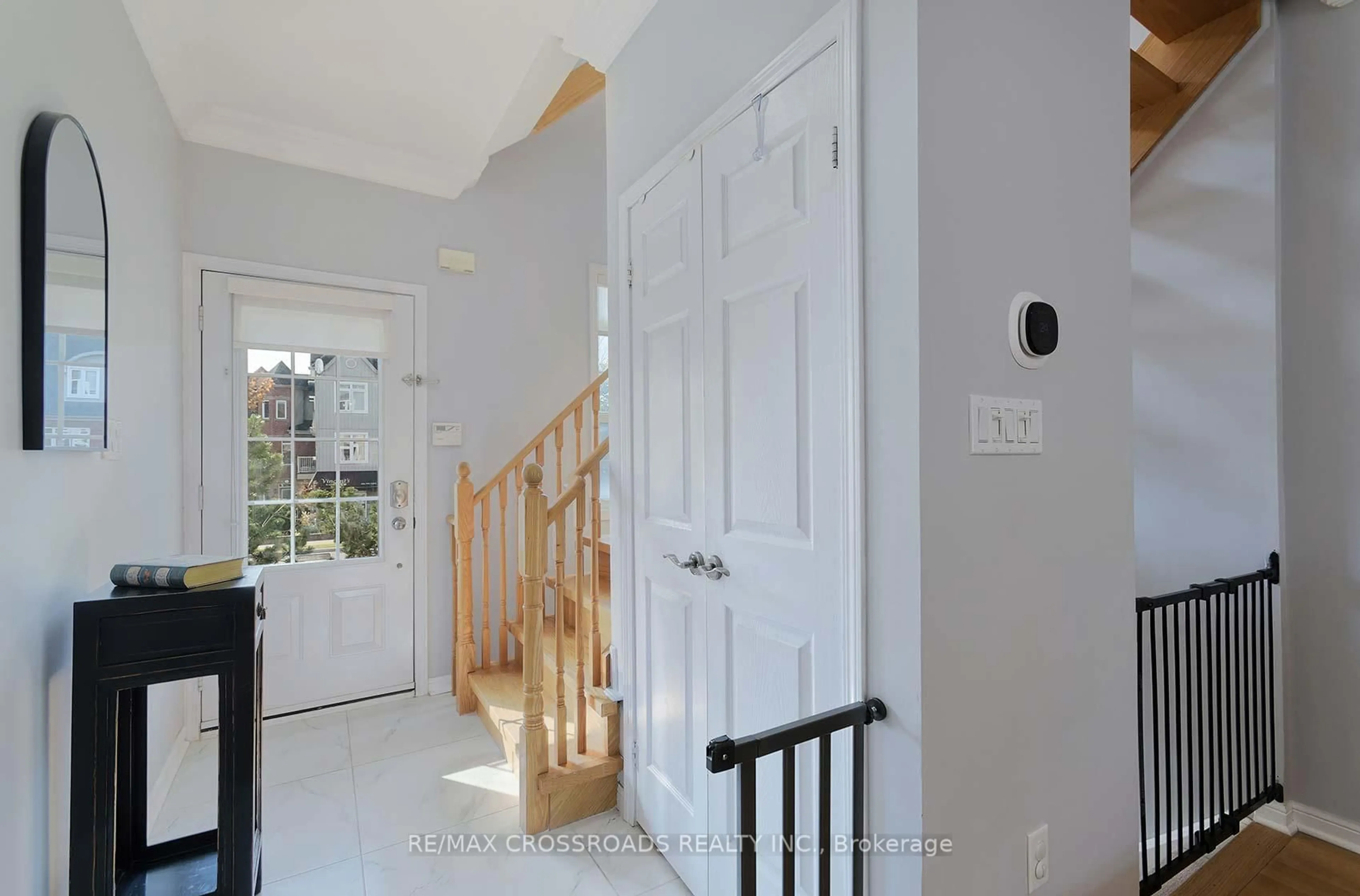 Indoor entryway for 3890 Bloor St #6, Toronto Ontario M9B 1L7