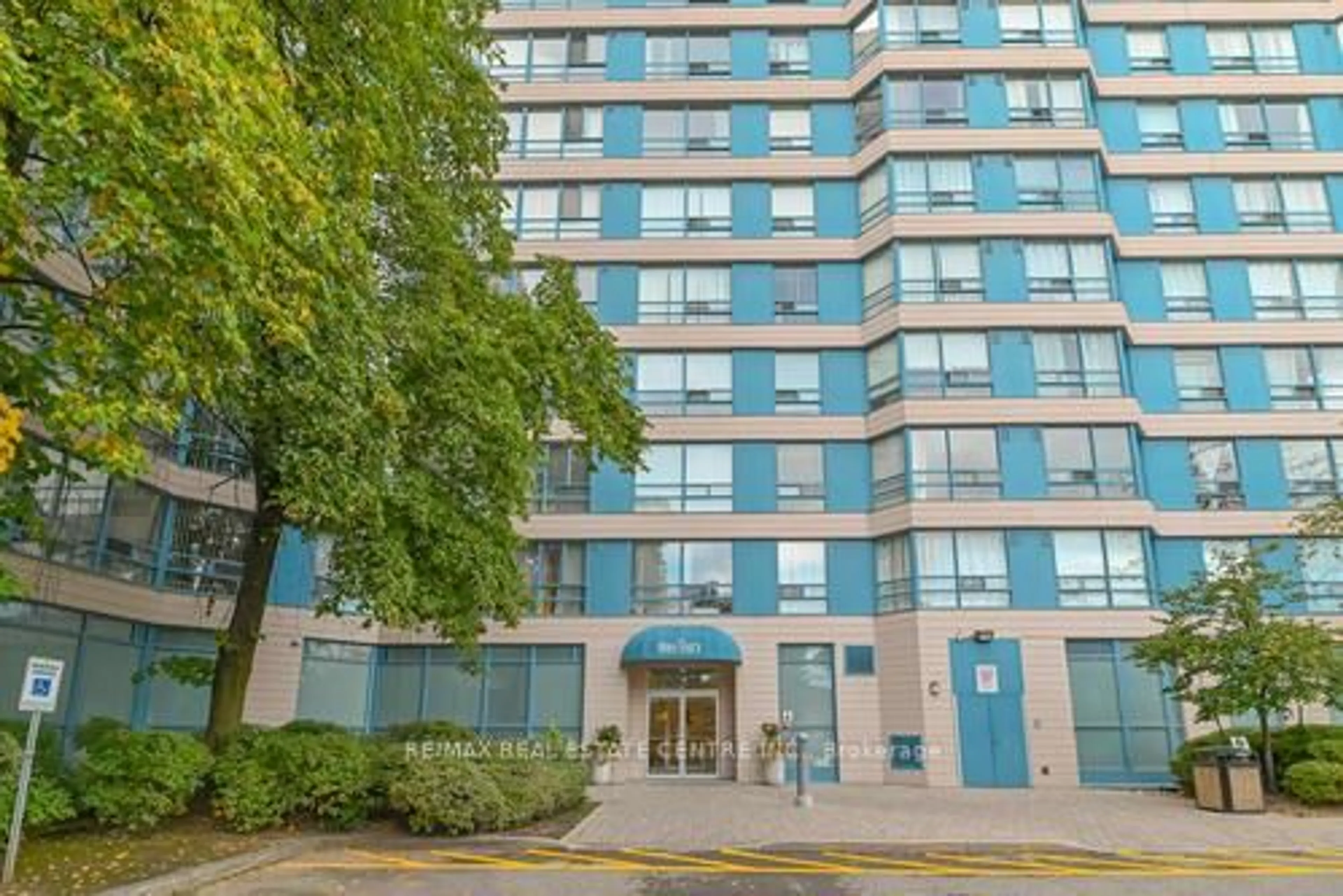 Indoor foyer for 250 Webb Dr #612, Mississauga Ontario L5B 3Z4