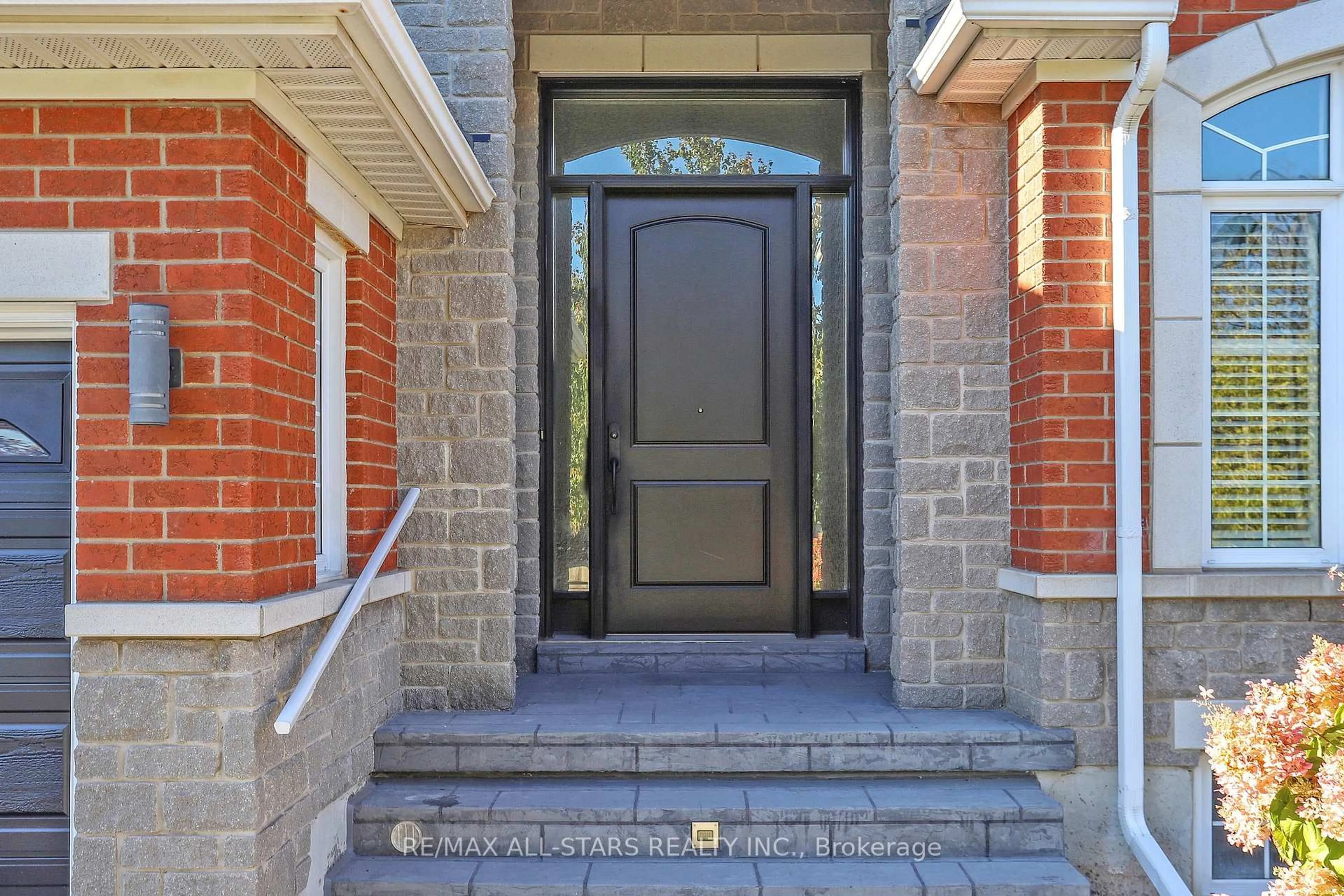 Indoor entryway for 2400 Tesla Cres, Oakville Ontario L6H 7T6