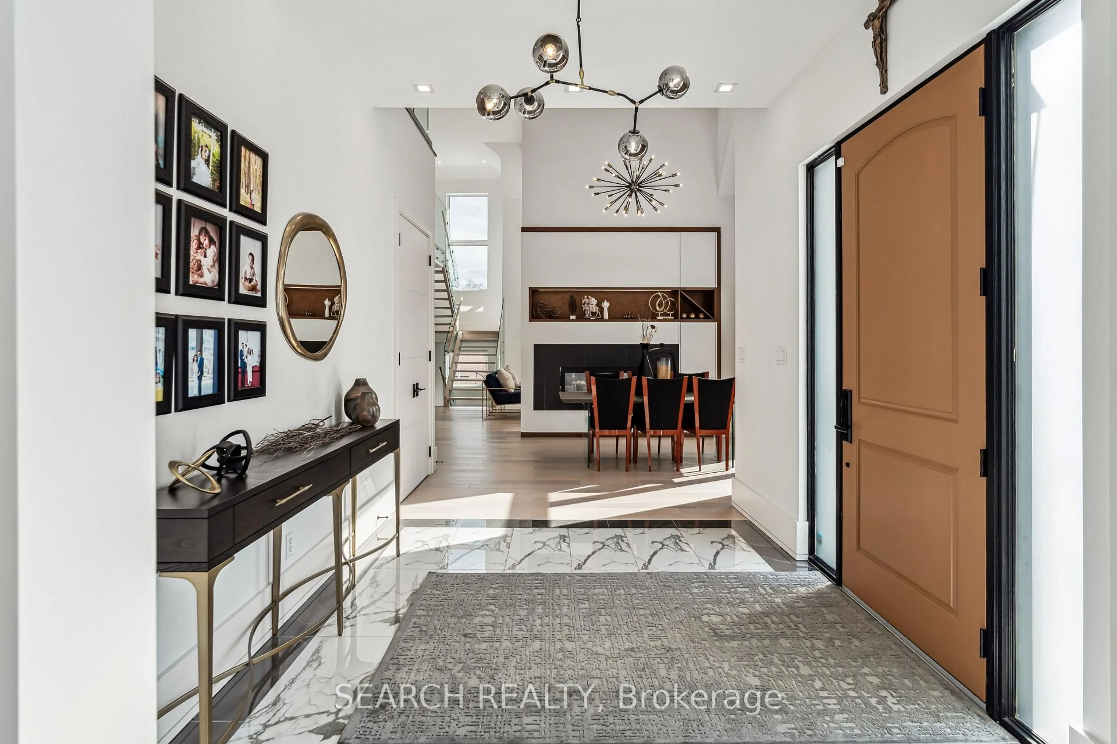 Indoor entryway for 1297 Canterbury Rd, Mississauga Ontario L5G 4A8