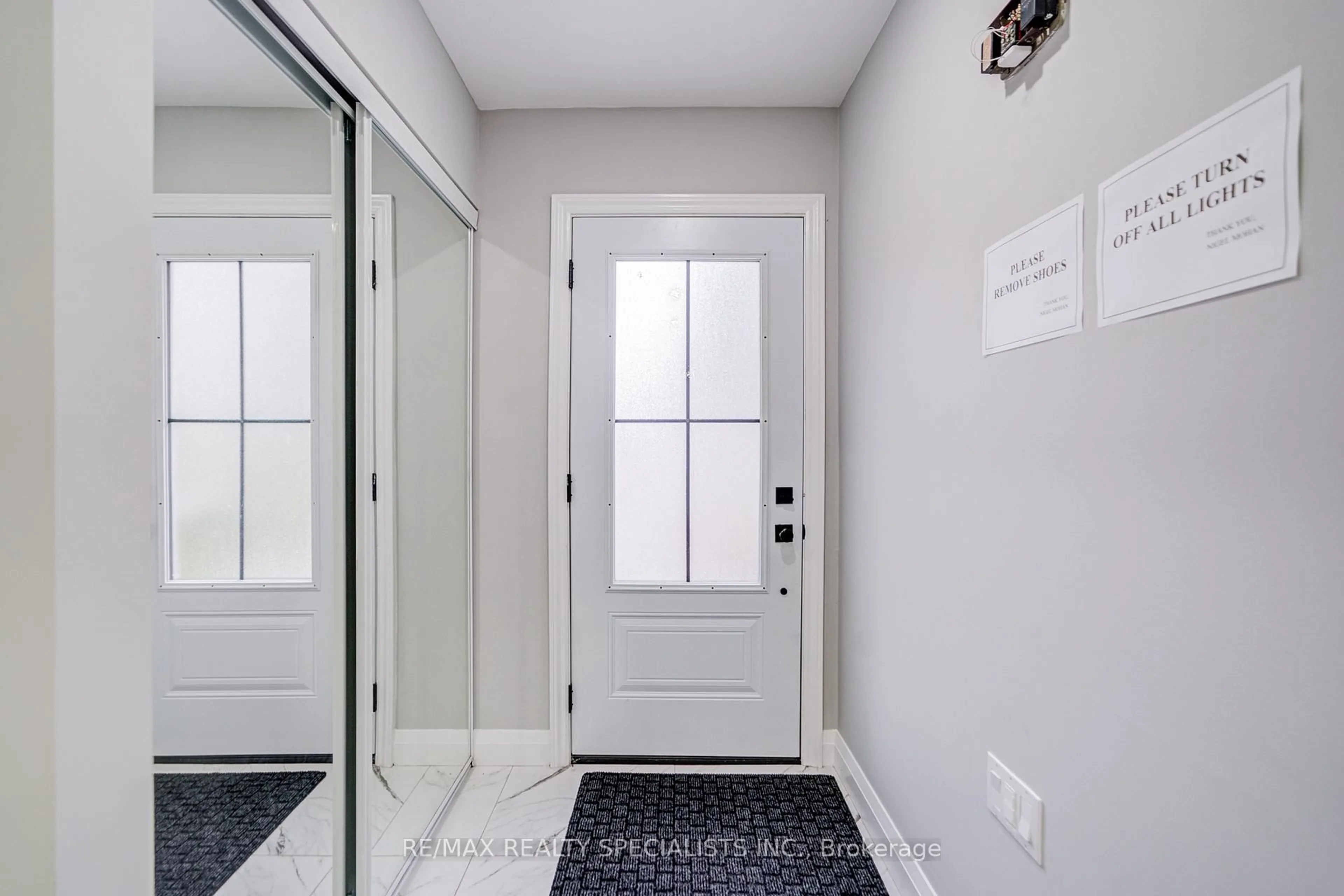 Indoor entryway for 32 Drum Oak Cres, Brampton Ontario L6T 1M5