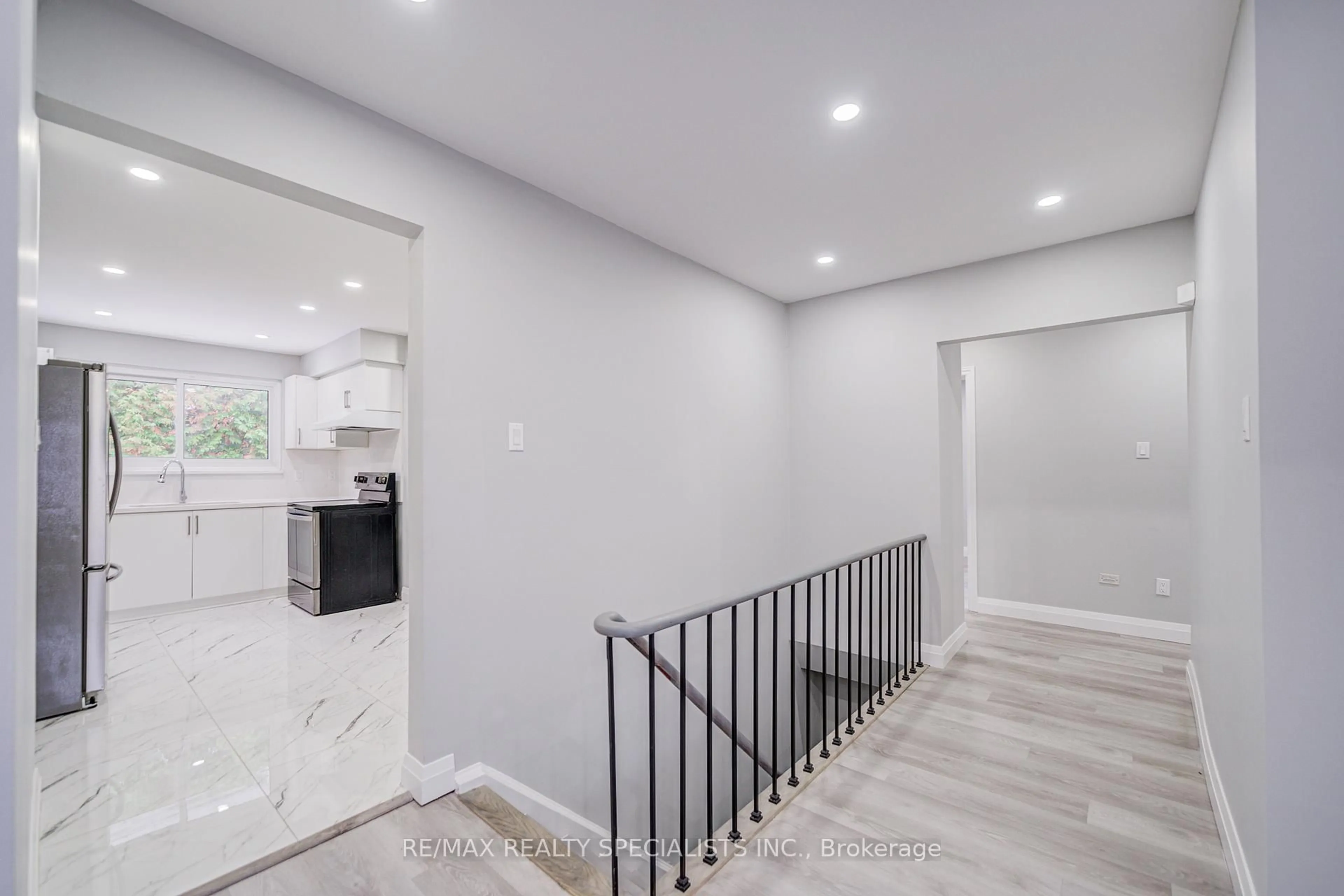 Indoor entryway for 32 Drum Oak Cres, Brampton Ontario L6T 1M5