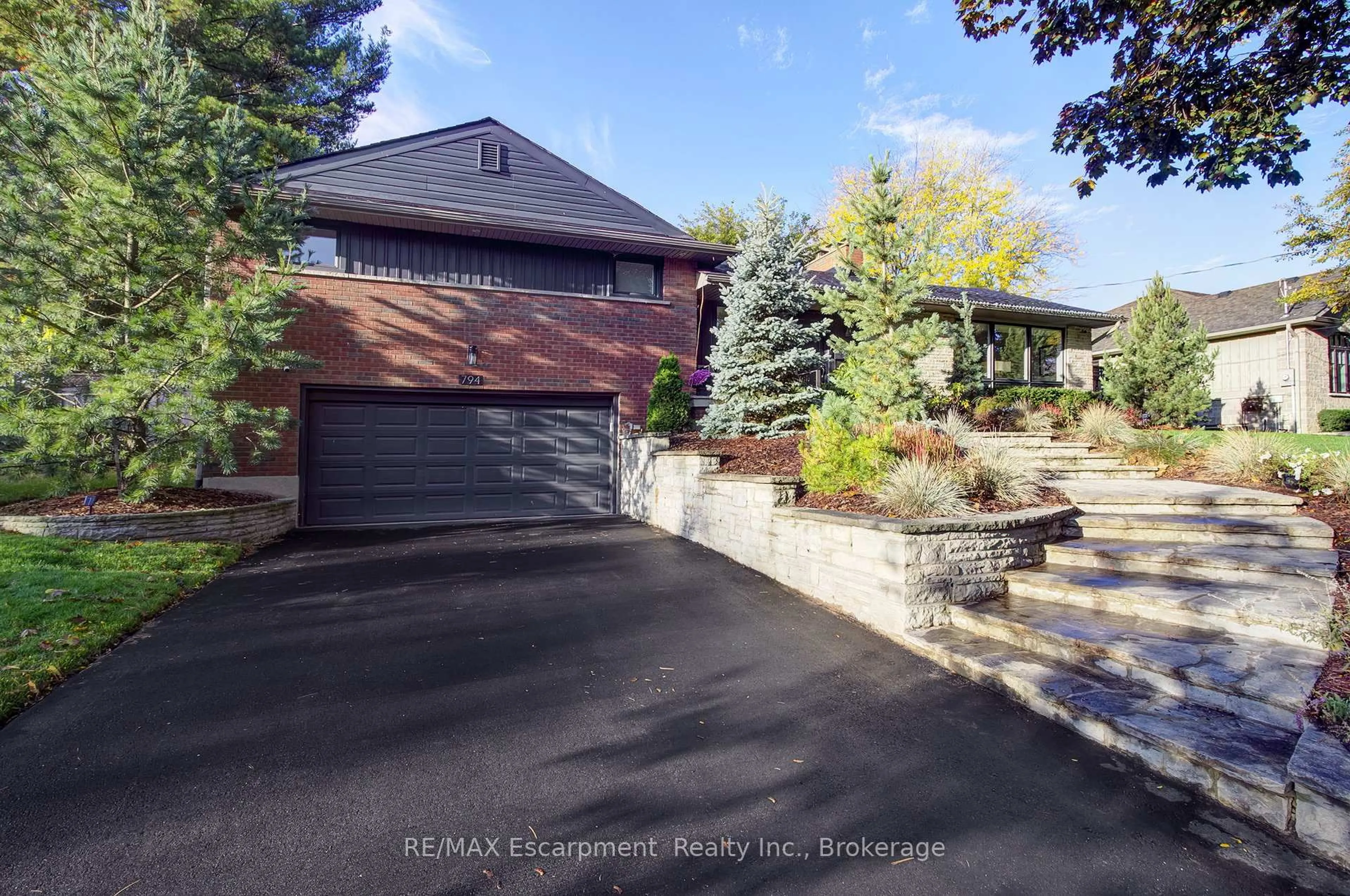 A pic from outside/outdoor area/front of a property/back of a property/a pic from drone, street for 794 Falcon Blvd, Burlington Ontario L7T 3B3