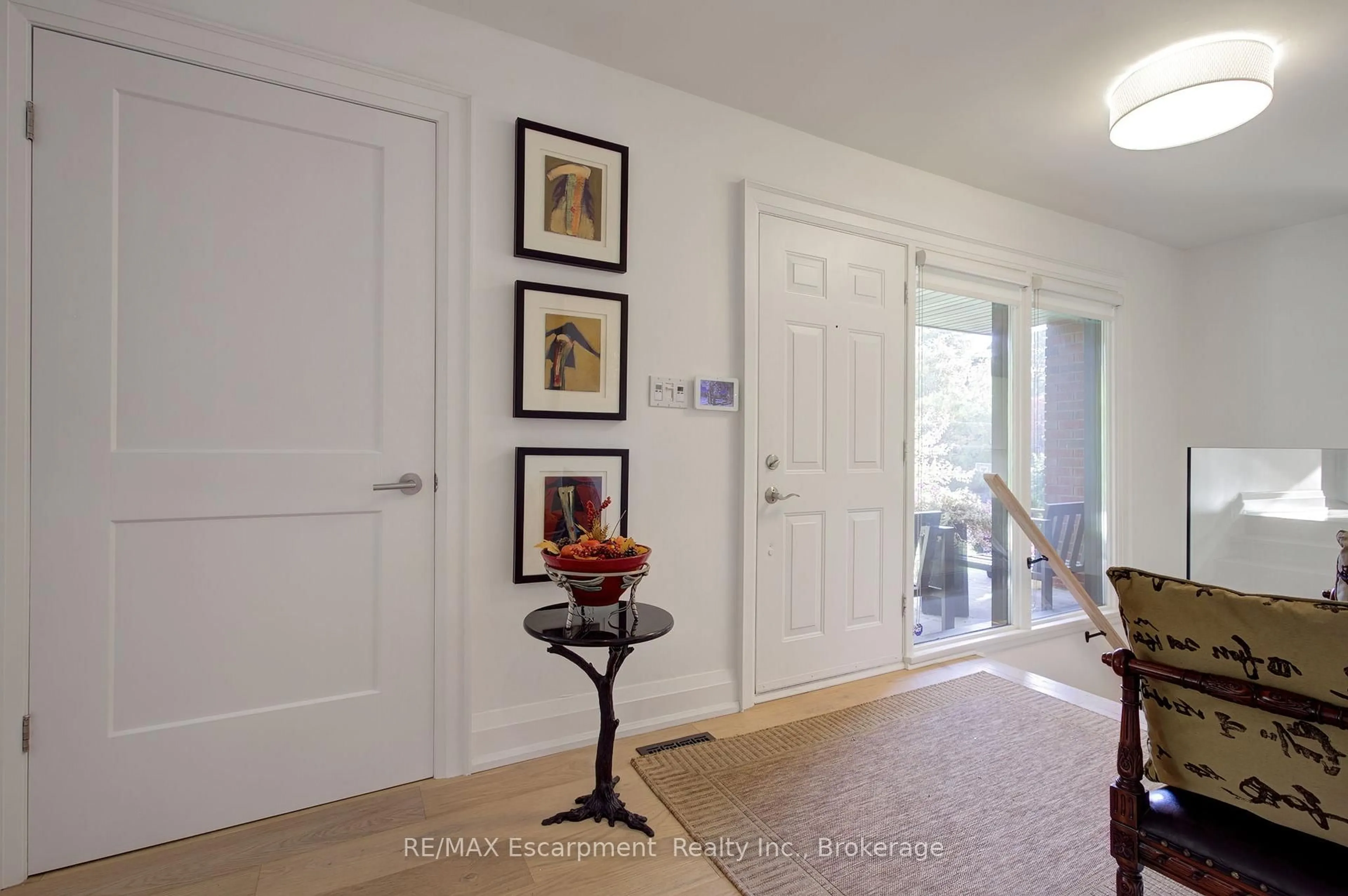 Indoor entryway for 794 Falcon Blvd, Burlington Ontario L7T 3B3