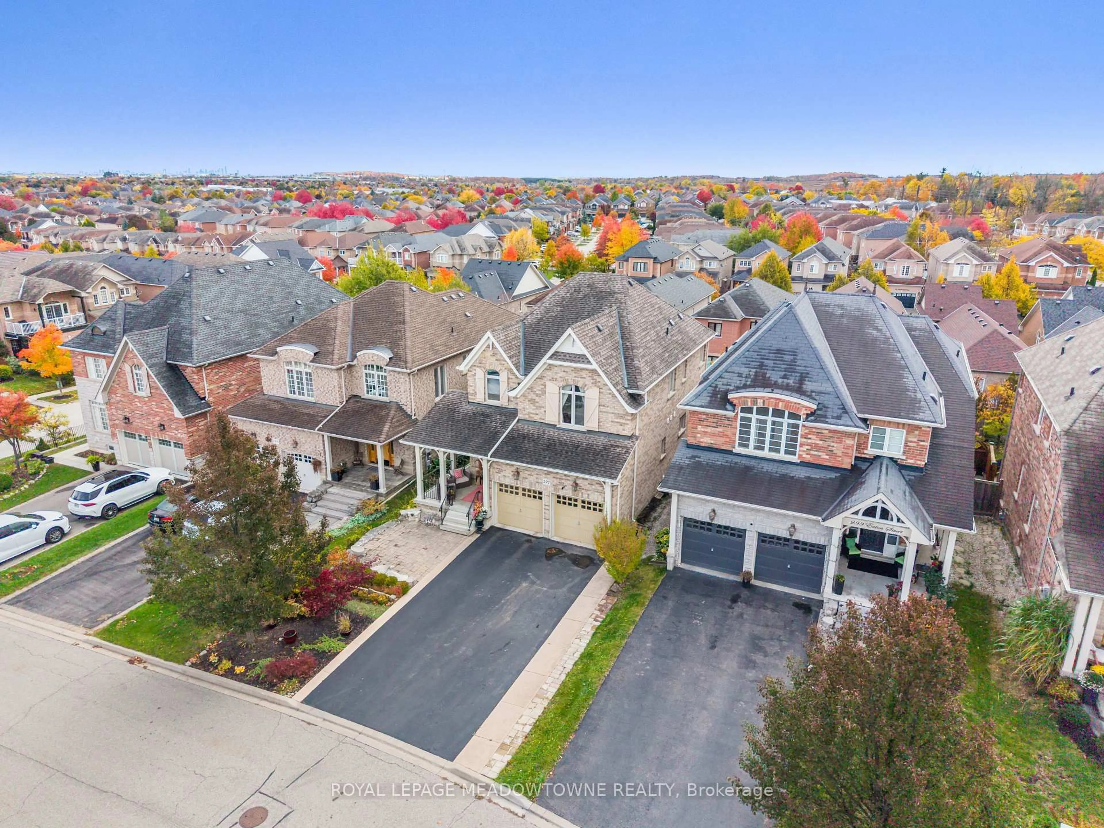 A pic from outside/outdoor area/front of a property/back of a property/a pic from drone, street for 297 Eaton St, Halton Hills Ontario L7G 6N7