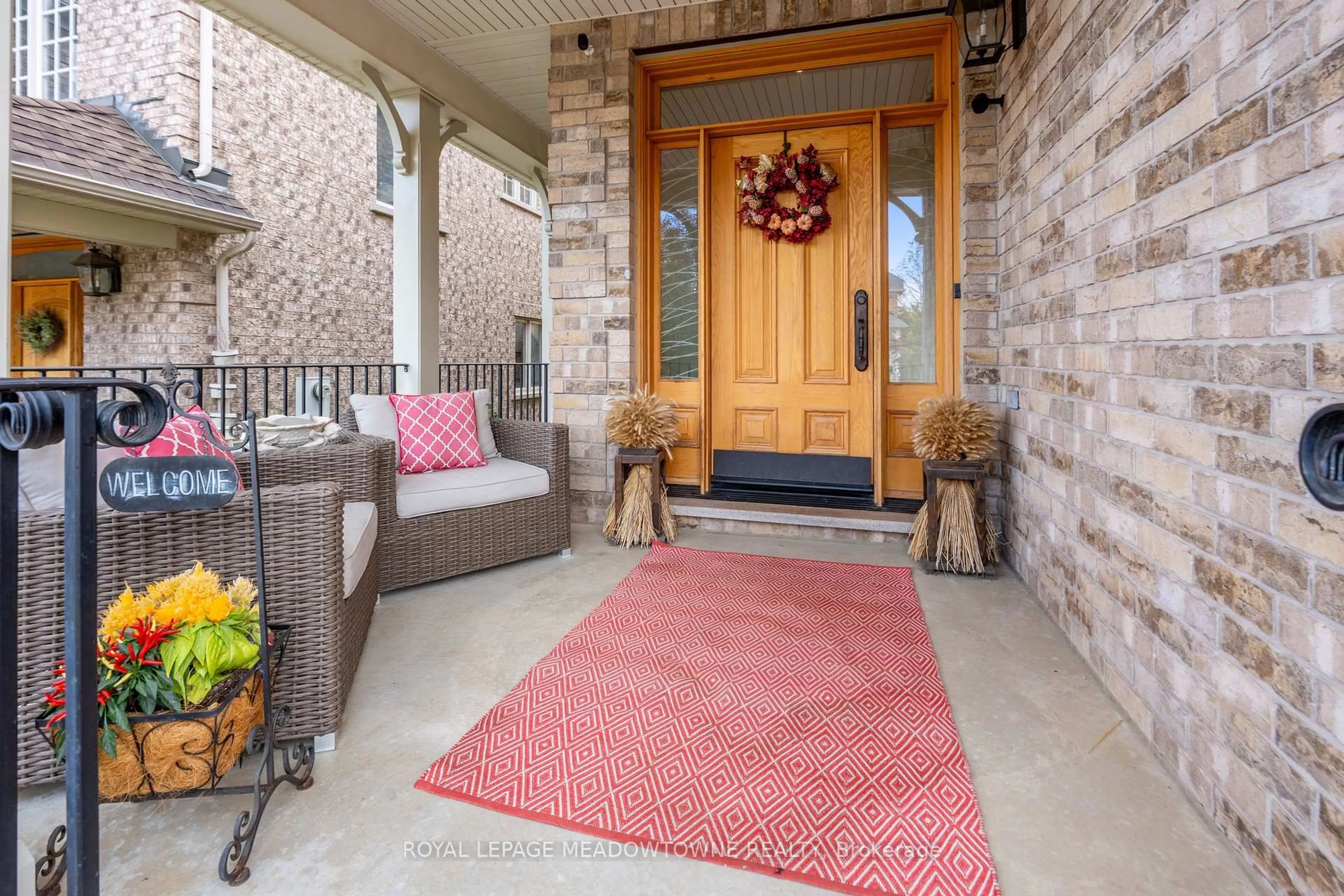 Indoor entryway for 297 Eaton St, Halton Hills Ontario L7G 6N7