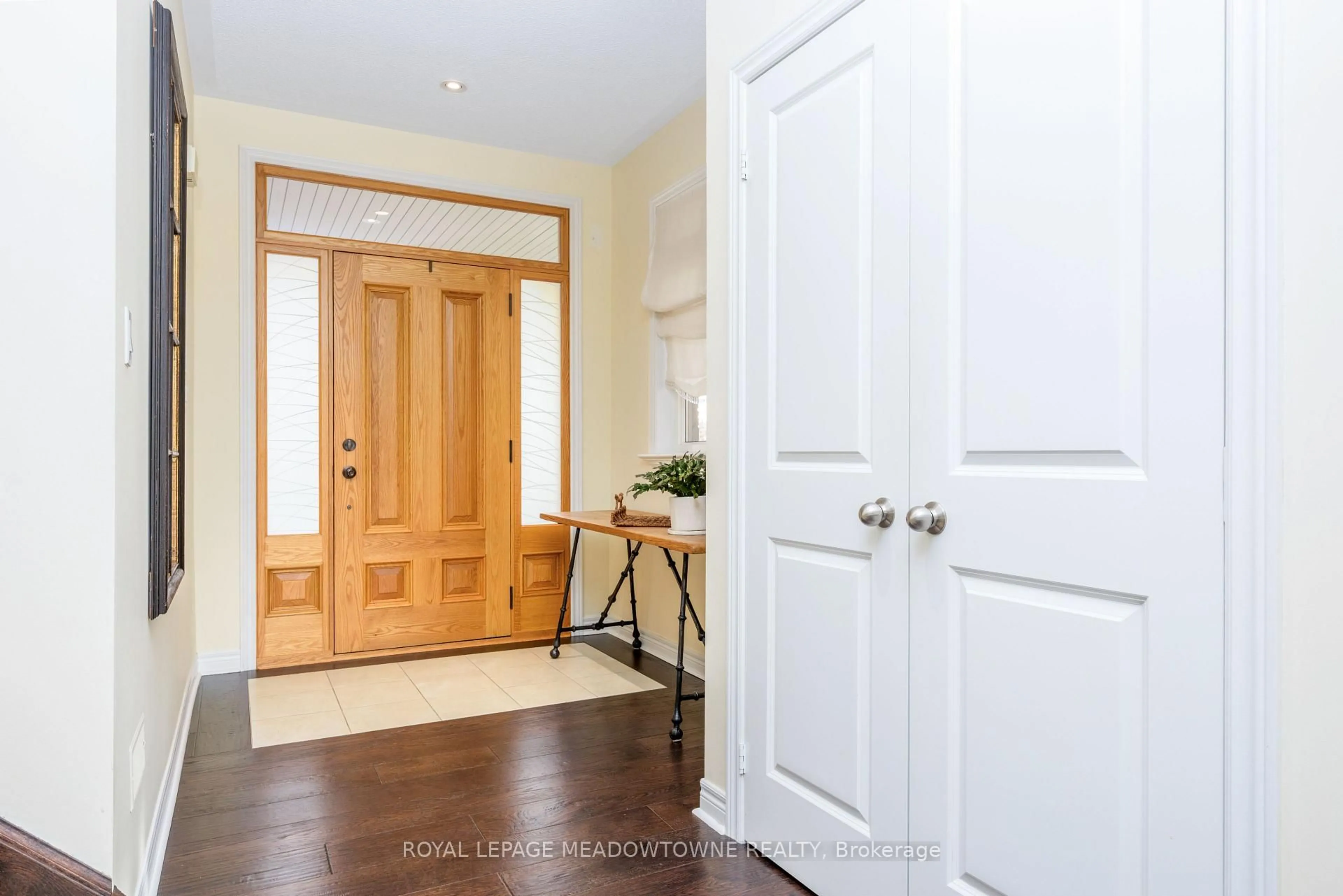 Indoor entryway for 297 Eaton St, Halton Hills Ontario L7G 6N7