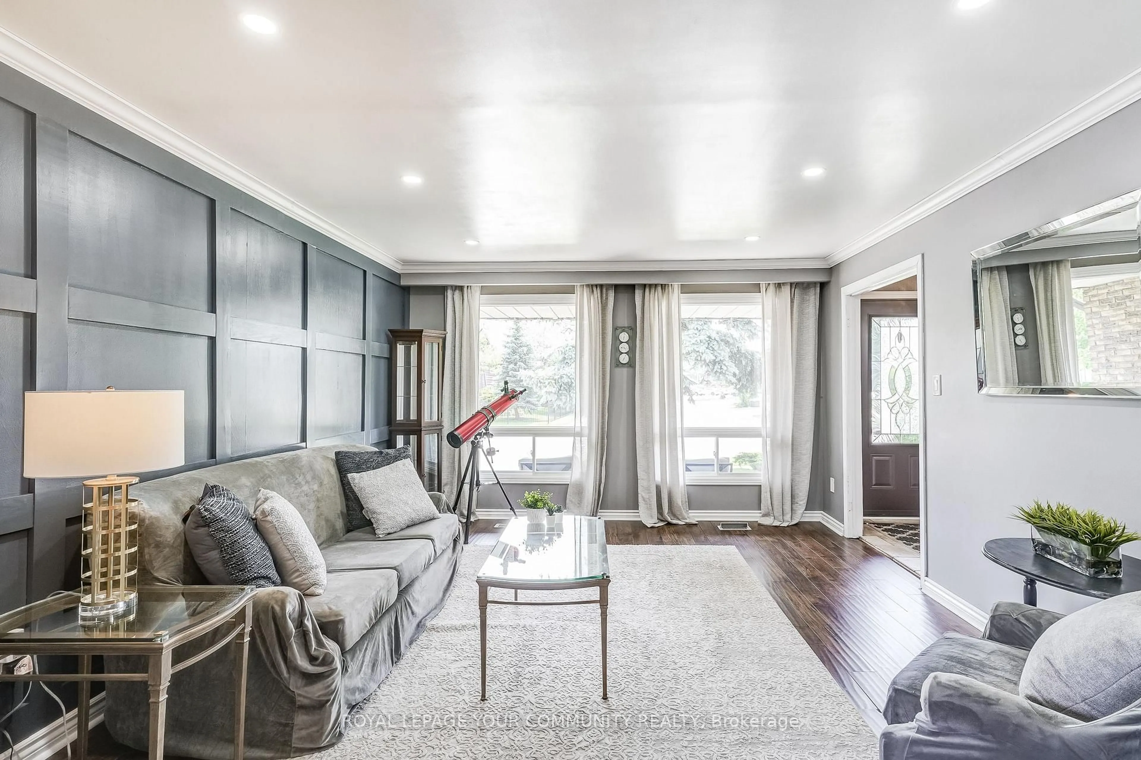 Living room with furniture, wood/laminate floor for 2661 Council Ring Rd, Mississauga Ontario L5L 1S6