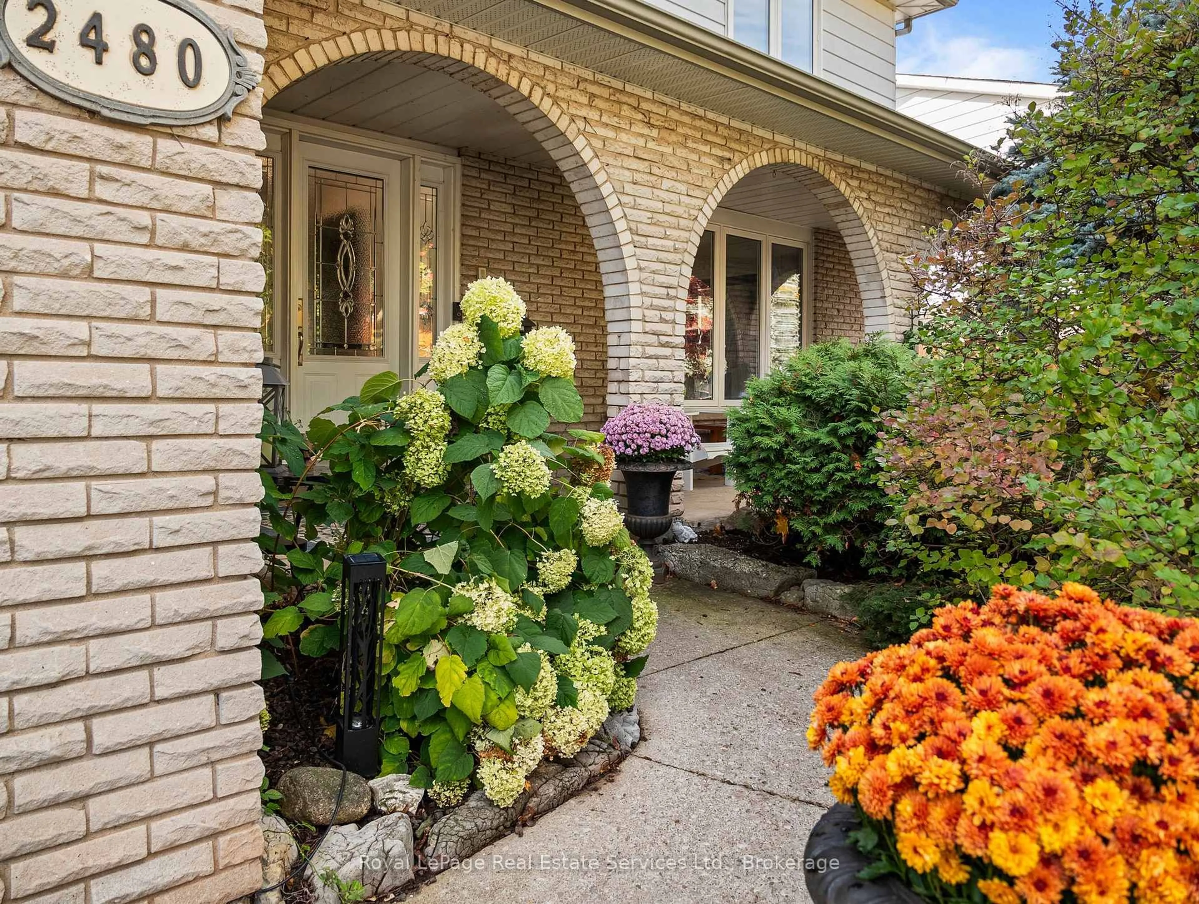 Indoor entryway for 2480 Waterford St, Oakville Ontario L6L 5E6