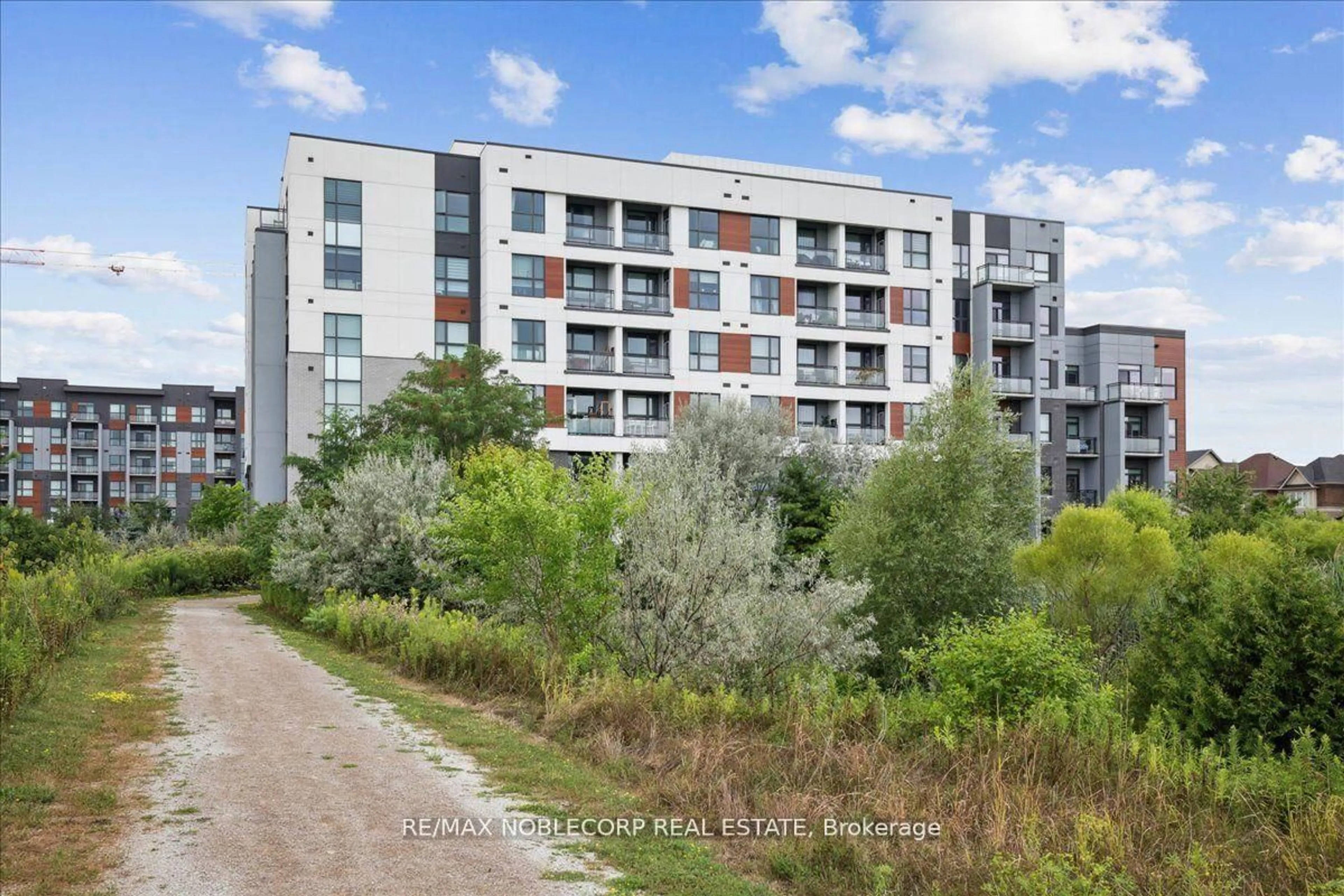 A pic from outside/outdoor area/front of a property/back of a property/a pic from drone, unknown for 50 Kaitting Tr #516, Oakville Ontario L6M 4L9