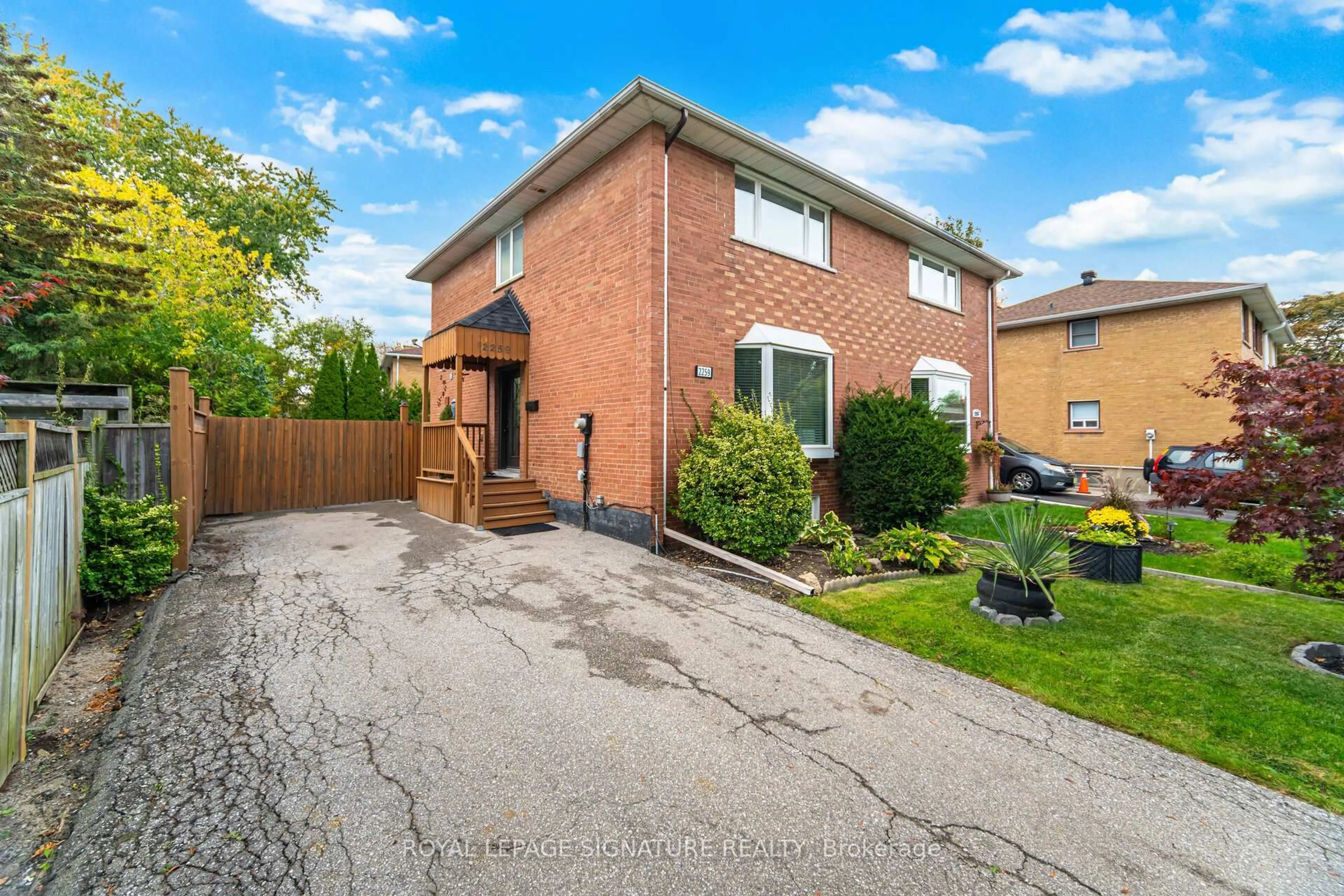Home with brick exterior material, street for 2259 Wiseman Crt, Mississauga Ontario L5J 1P4