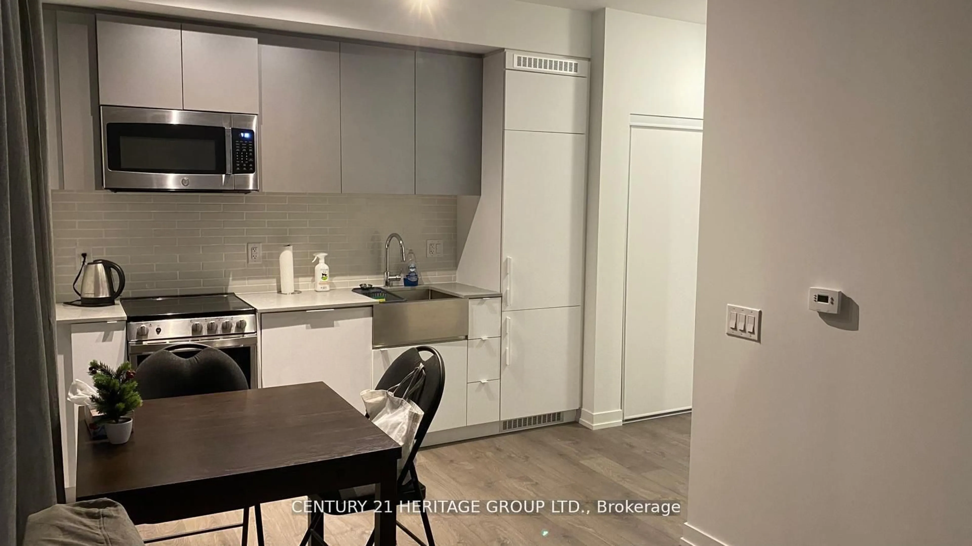 Standard kitchen, unknown for 270 Dufferin St #402, Toronto Ontario M6K 0H8