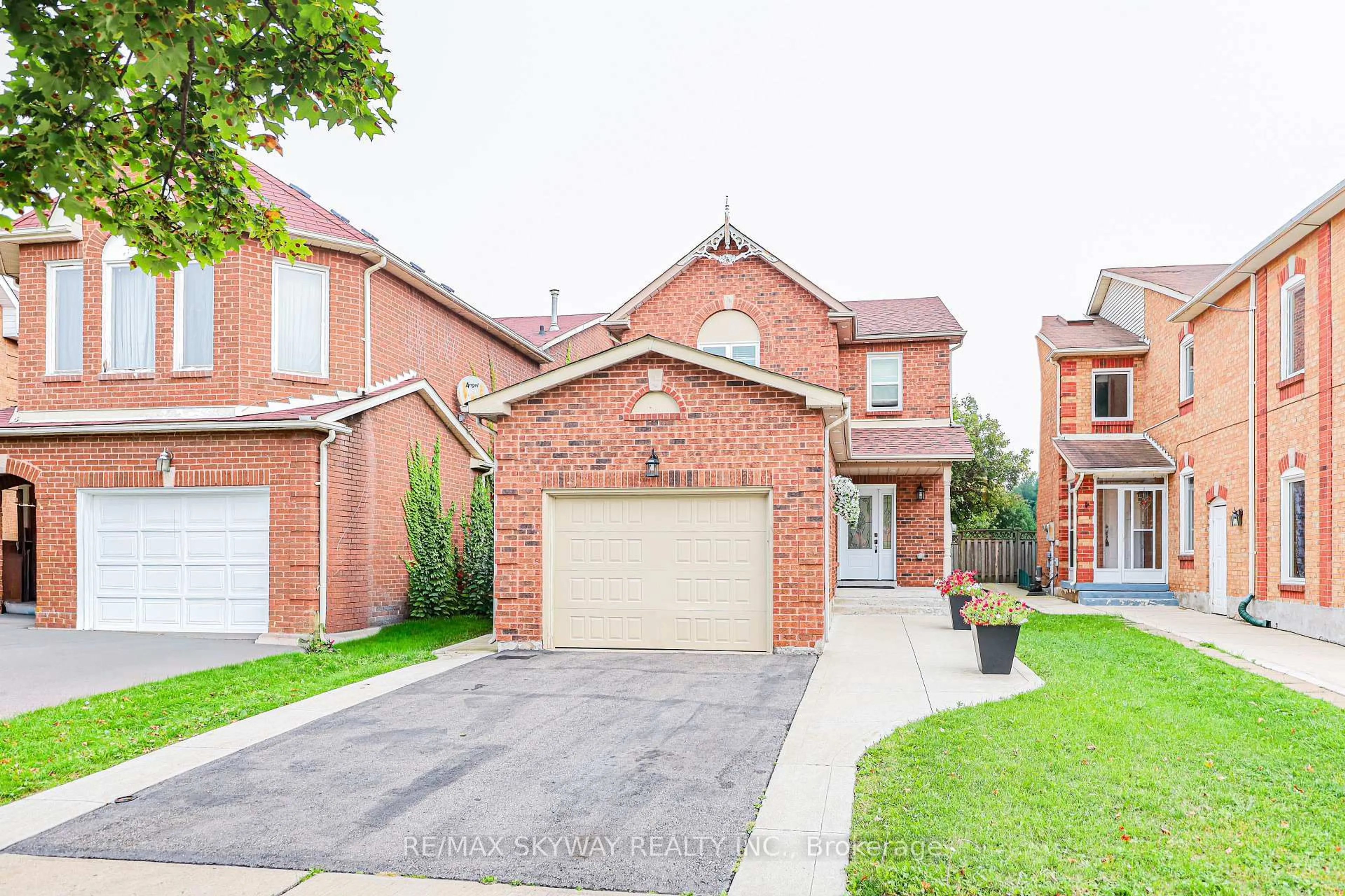 Home with brick exterior material, street for 118 Leeward Dr, Brampton Ontario L6S 5V9