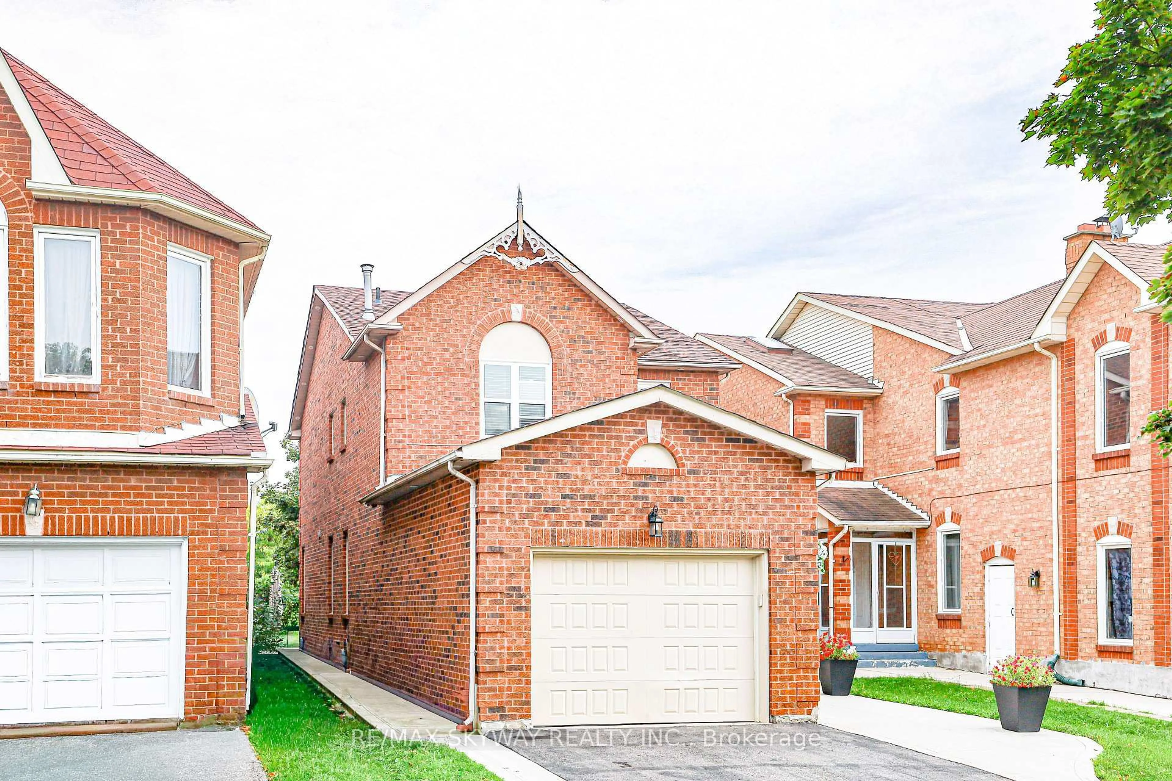 Home with brick exterior material, street for 118 Leeward Dr, Brampton Ontario L6S 5V9
