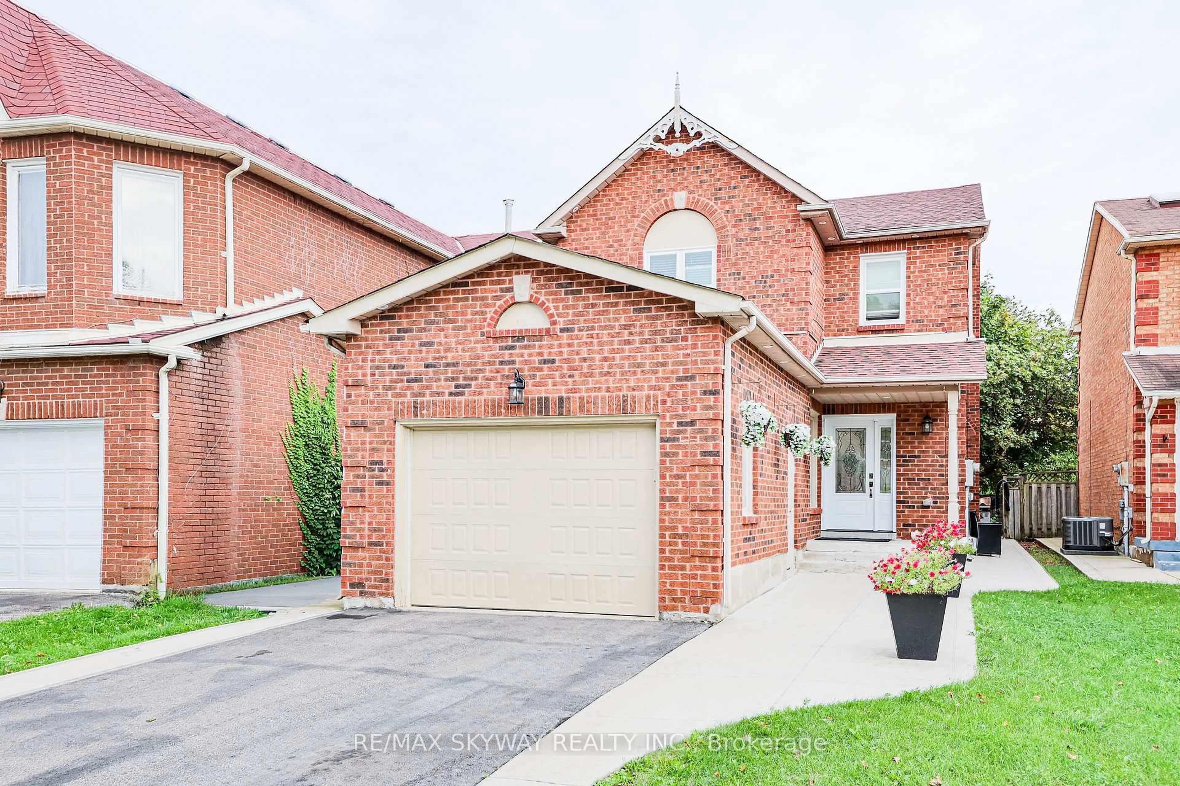 Home with brick exterior material, street for 118 Leeward Dr, Brampton Ontario L6S 5V9