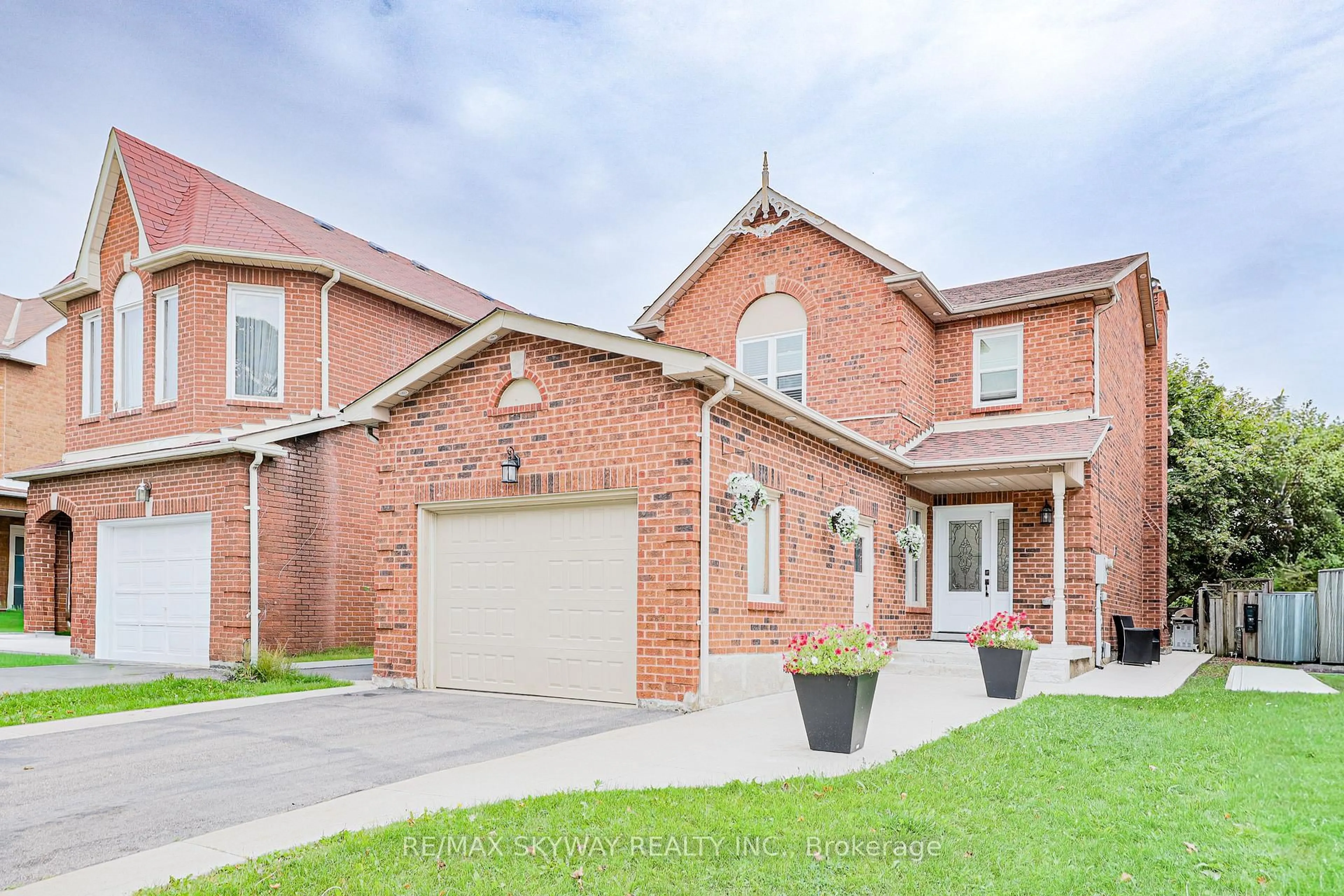 Home with brick exterior material, street for 118 Leeward Dr, Brampton Ontario L6S 5V9