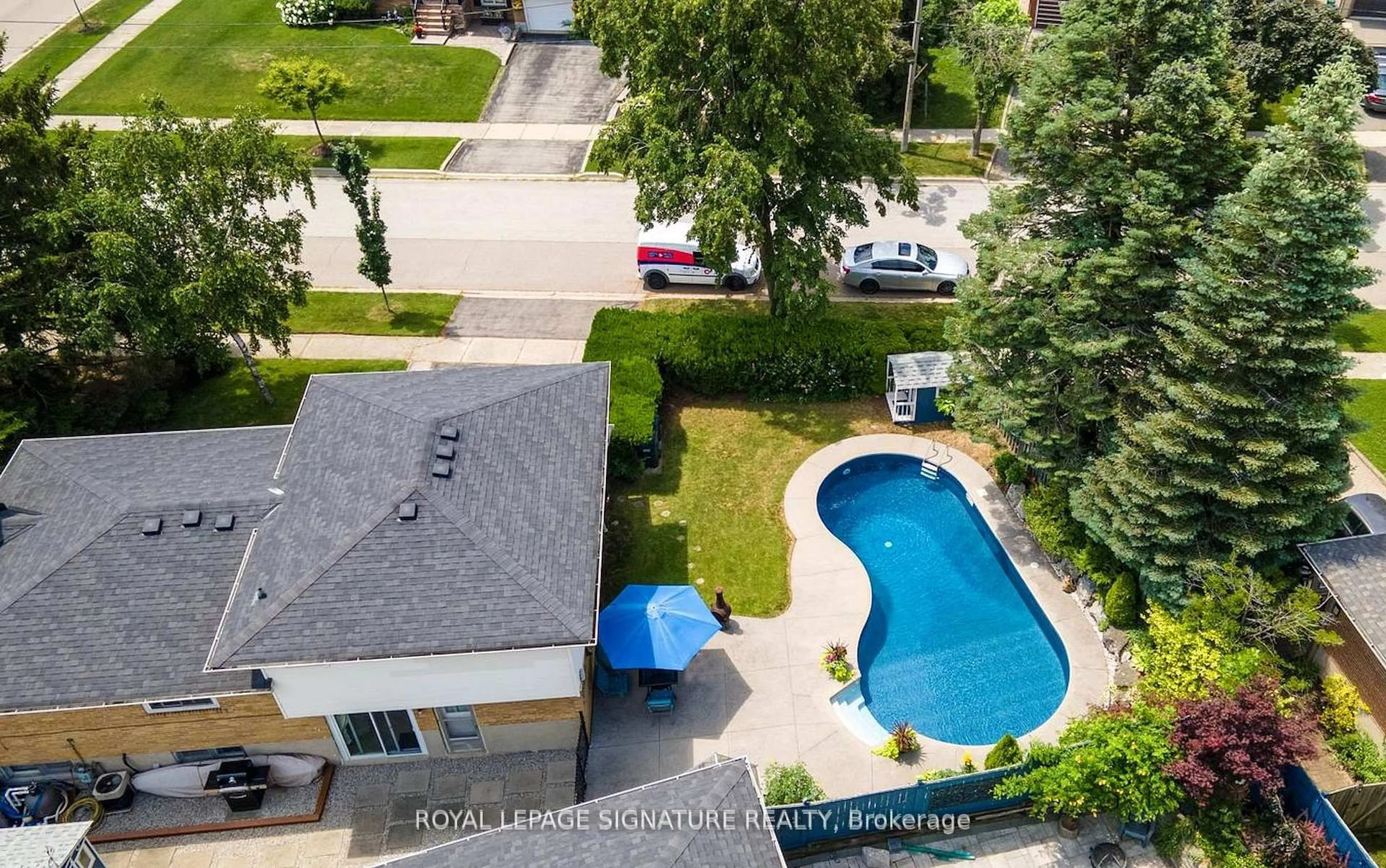 A pic from outside/outdoor area/front of a property/back of a property/a pic from drone, street for 1469 Hillgrove Rd, Mississauga Ontario L5J 3M2