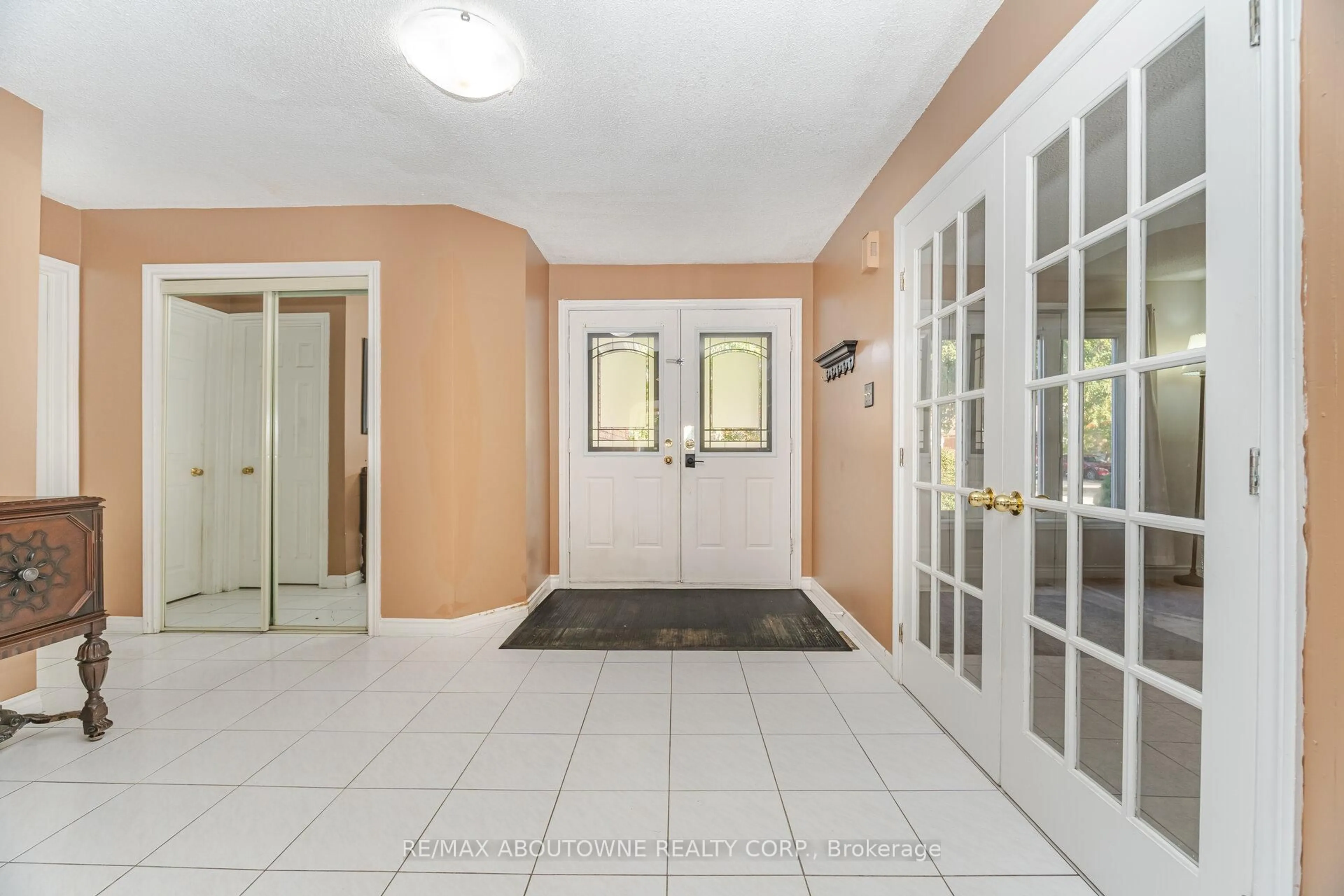 Indoor foyer for 3704 Ketchum Crt, Mississauga Ontario L5L 4S4
