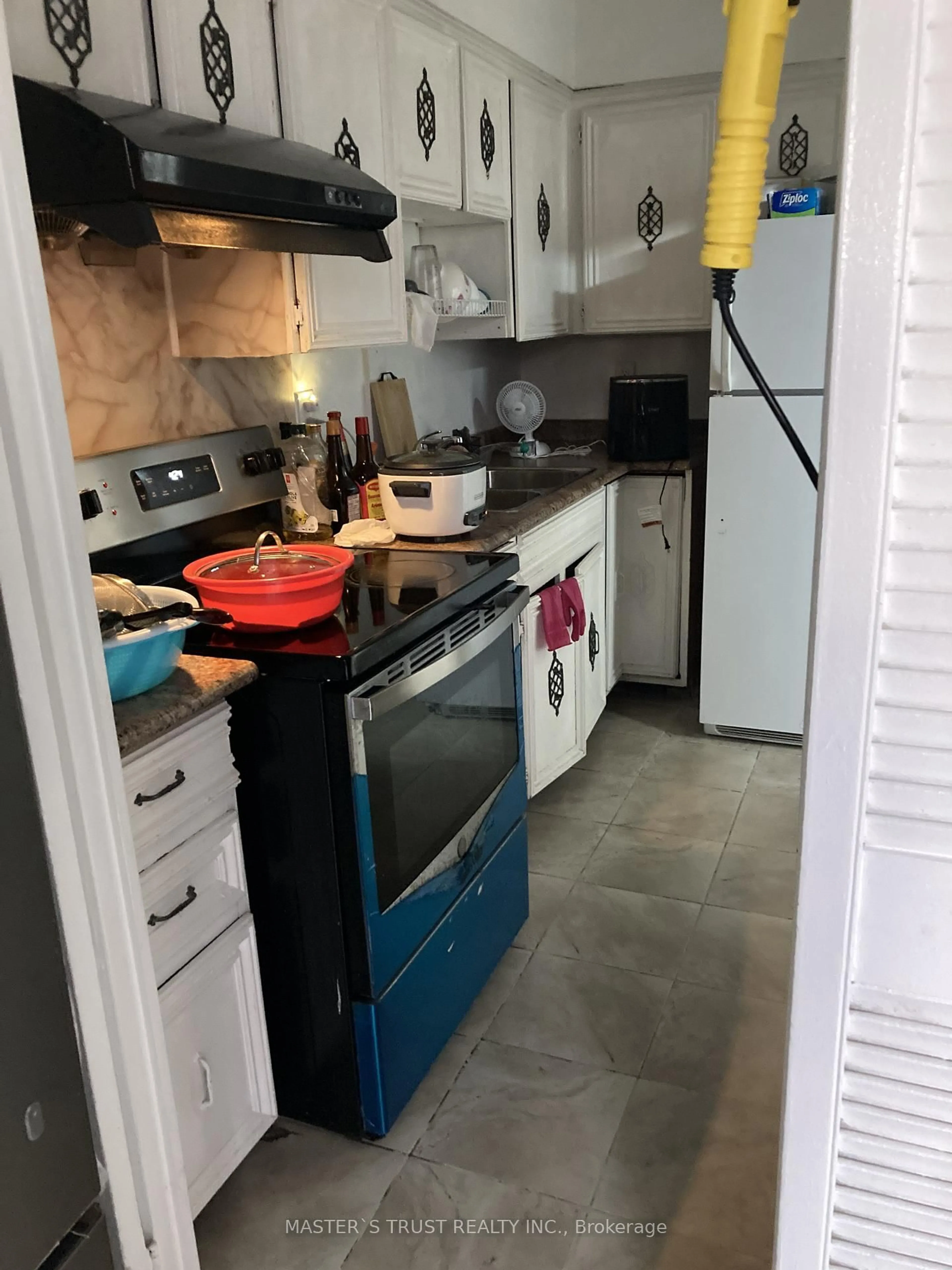 Standard kitchen, unknown for 10 Eddystone Ave #116, Toronto Ontario M3N 2T2