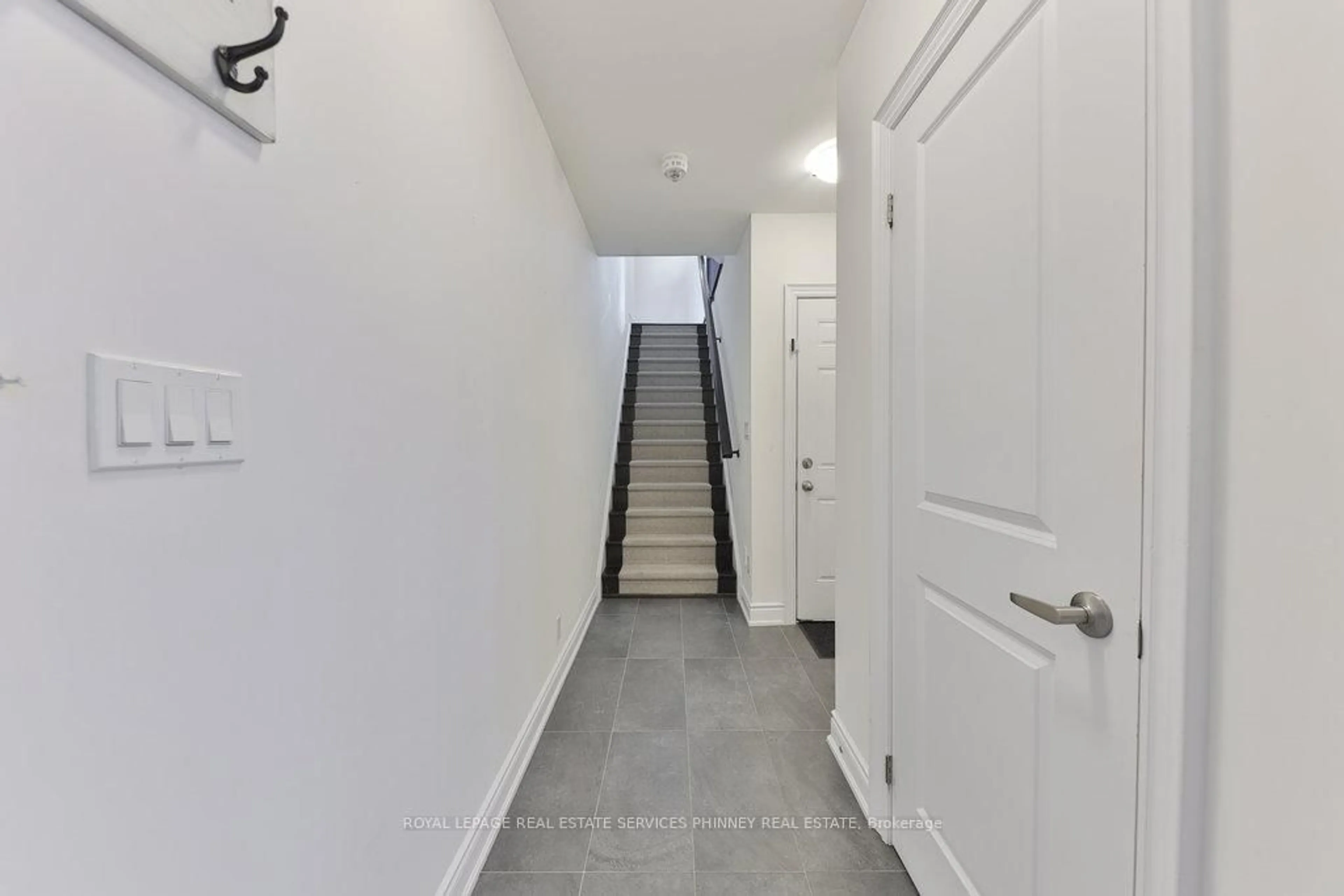 Indoor entryway for 2160 Trafalgar Rd #10, Oakville Ontario L6H 7H2