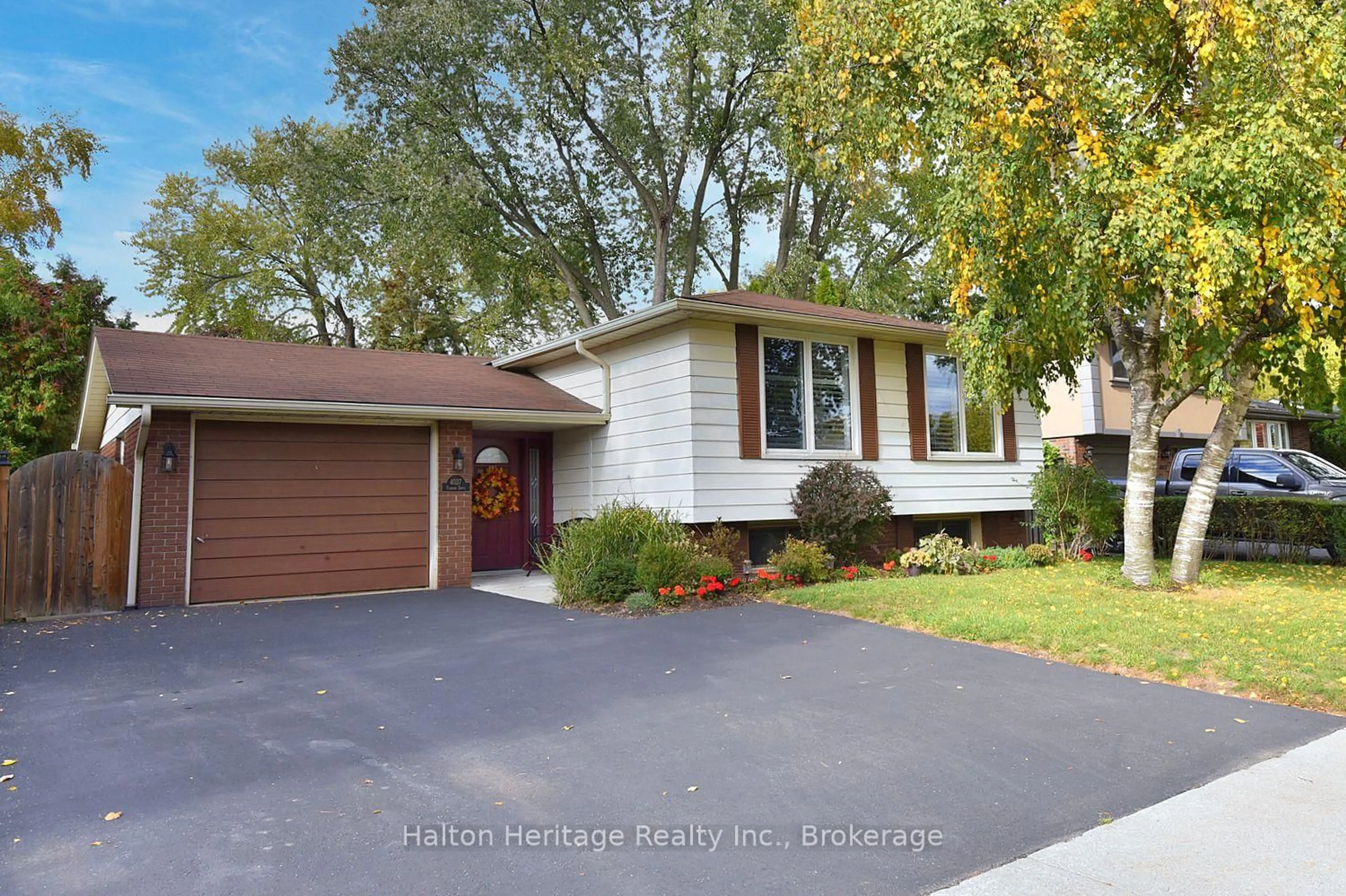 Home with vinyl exterior material, street for 4037 Flemish Dr, Burlington Ontario L7L 1Z7