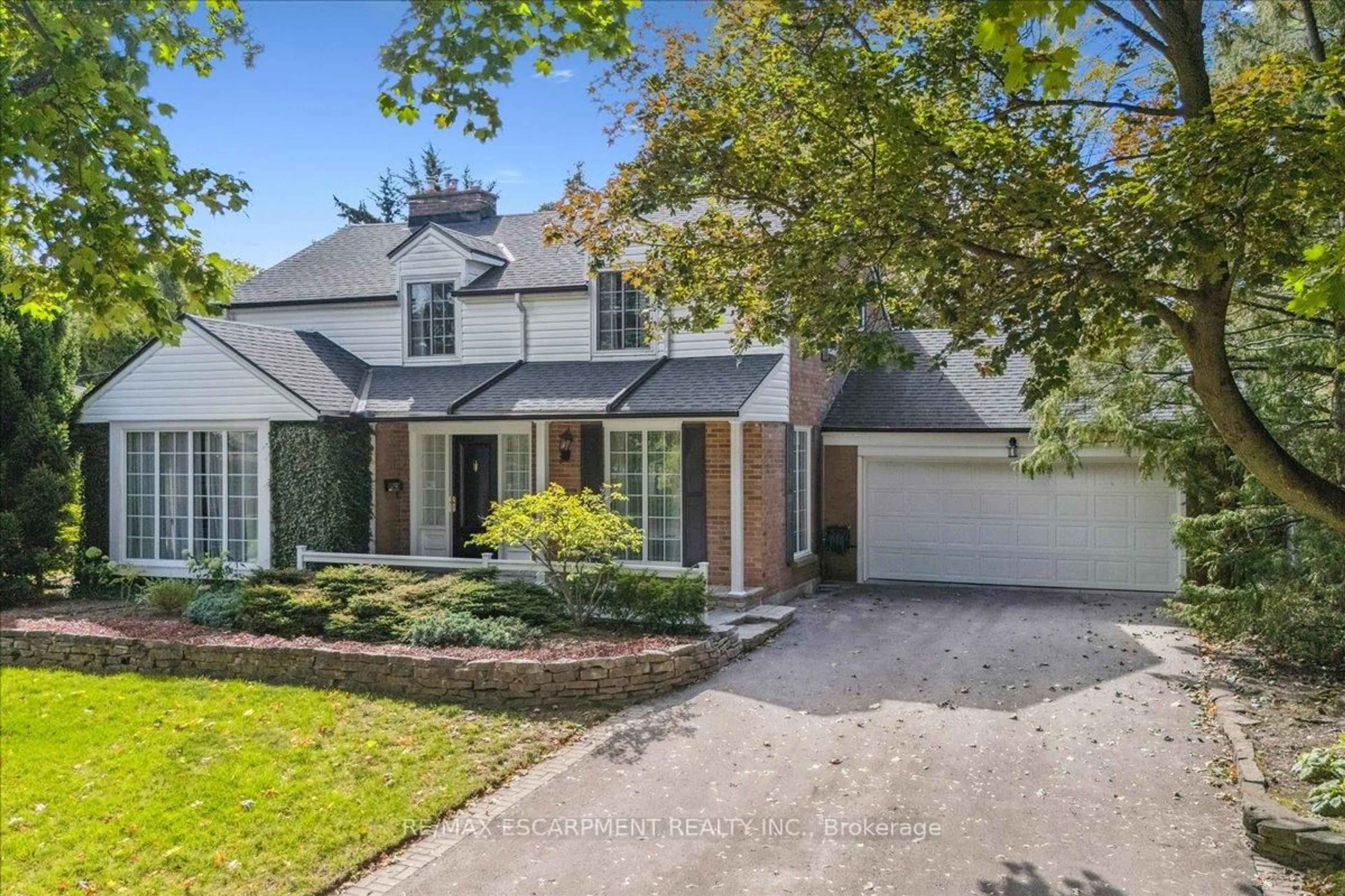 A pic from outside/outdoor area/front of a property/back of a property/a pic from drone, street for 222 STRATHCONA Dr, Burlington Ontario L7L 2C8