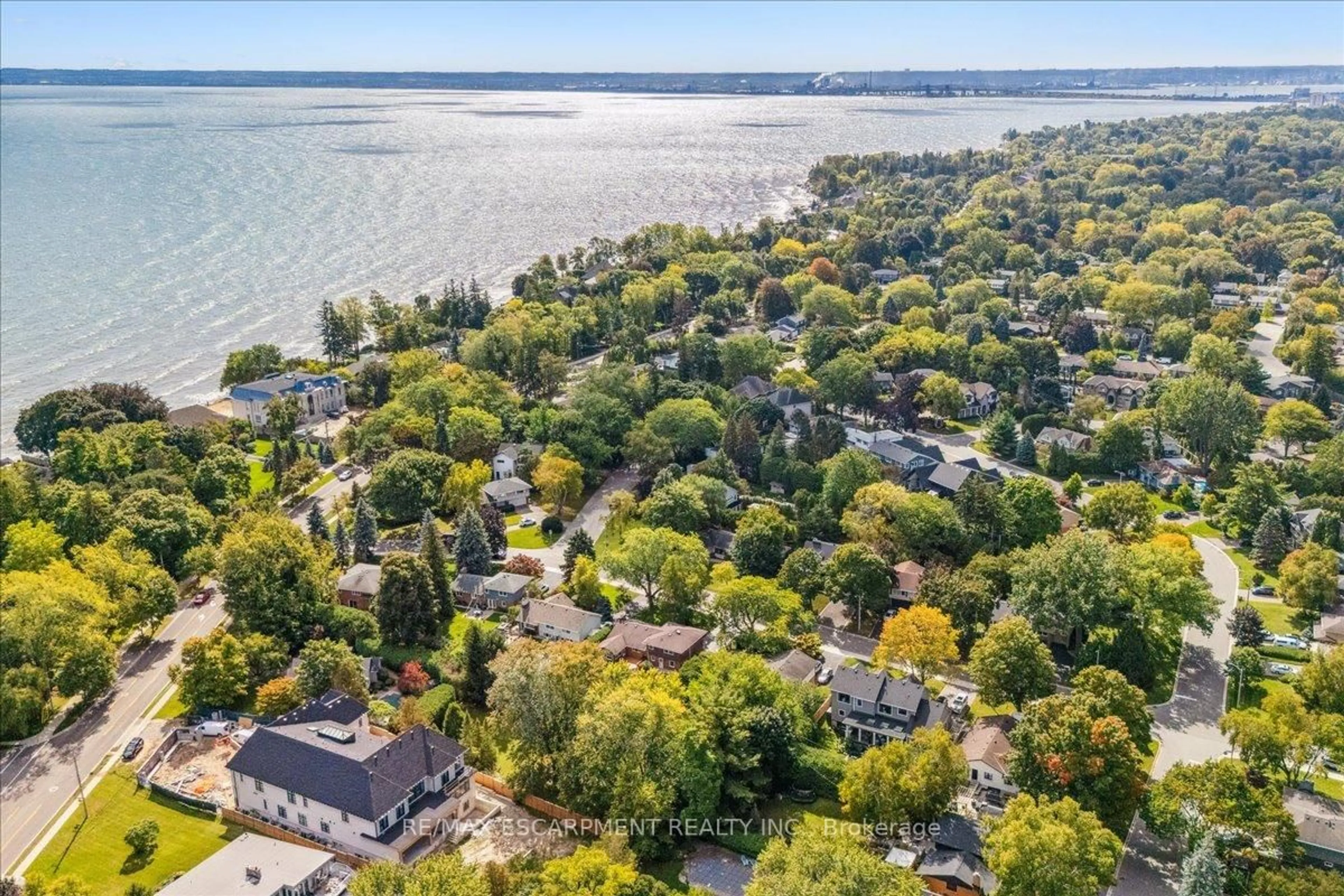 A pic from outside/outdoor area/front of a property/back of a property/a pic from drone, water/lake/river/ocean view for 222 STRATHCONA Dr, Burlington Ontario L7L 2C8