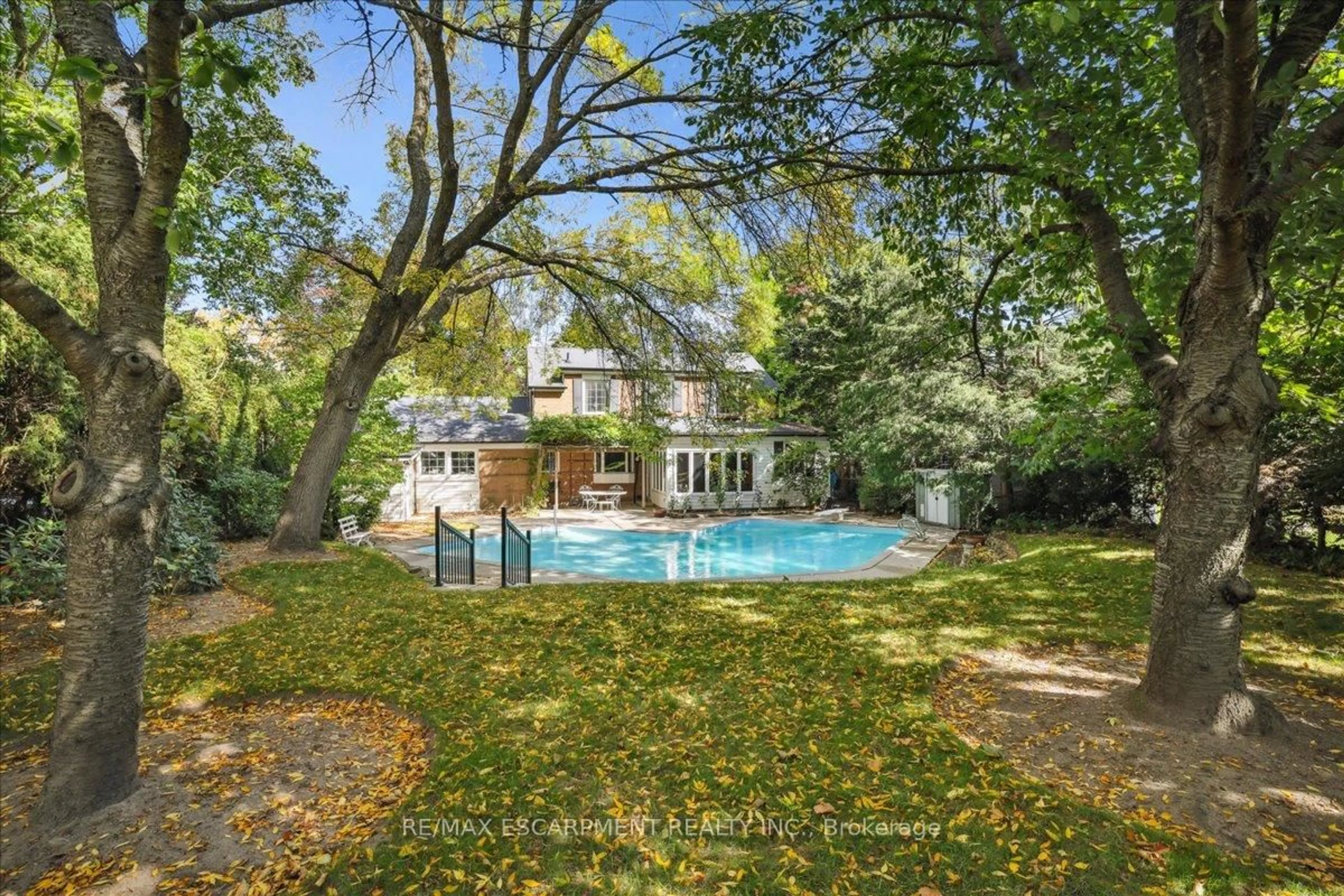 Pool for 222 STRATHCONA Dr, Burlington Ontario L7L 2C8