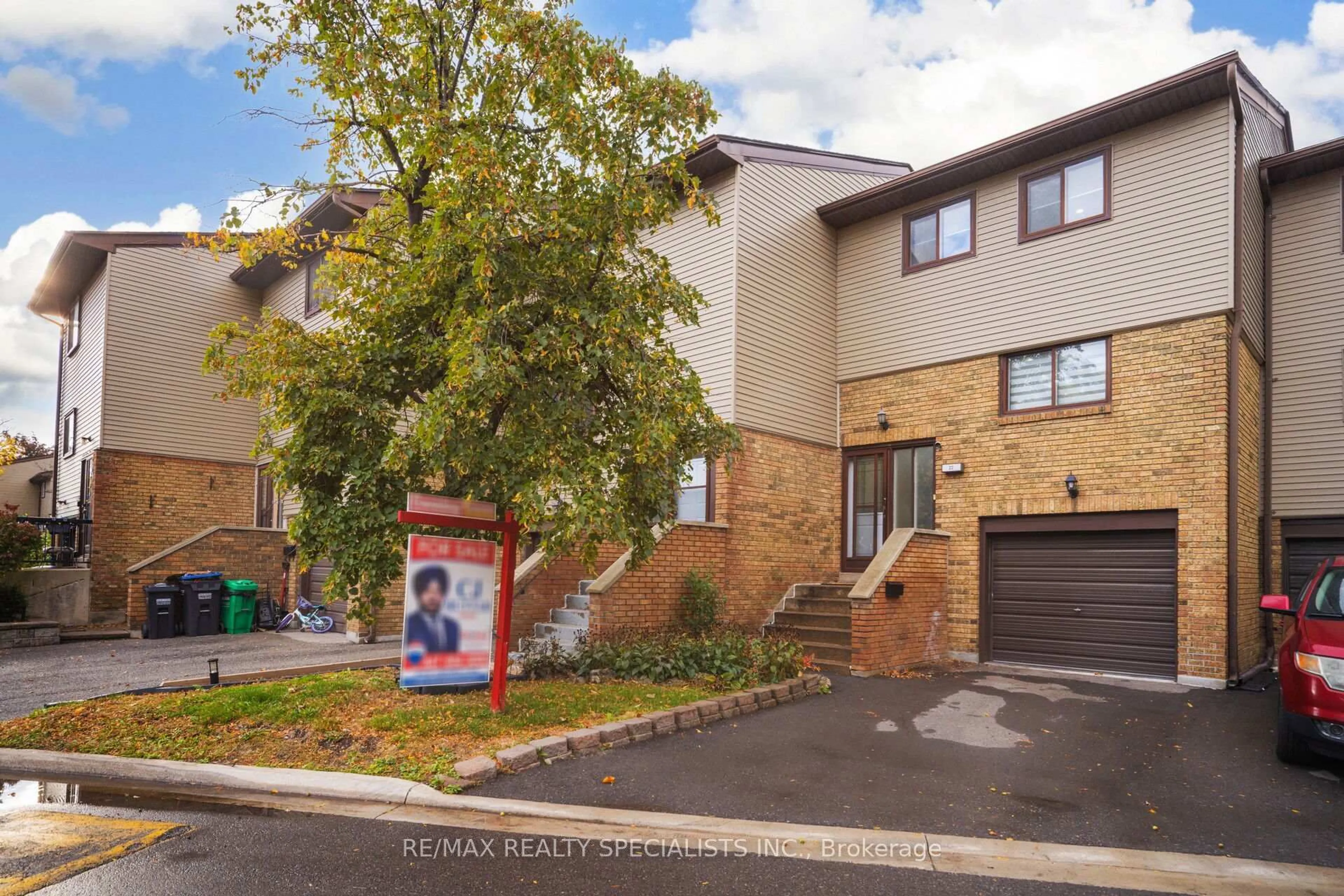 A pic from outside/outdoor area/front of a property/back of a property/a pic from drone, street for 22 Carleton Pl, Brampton Ontario L6T 3Z4