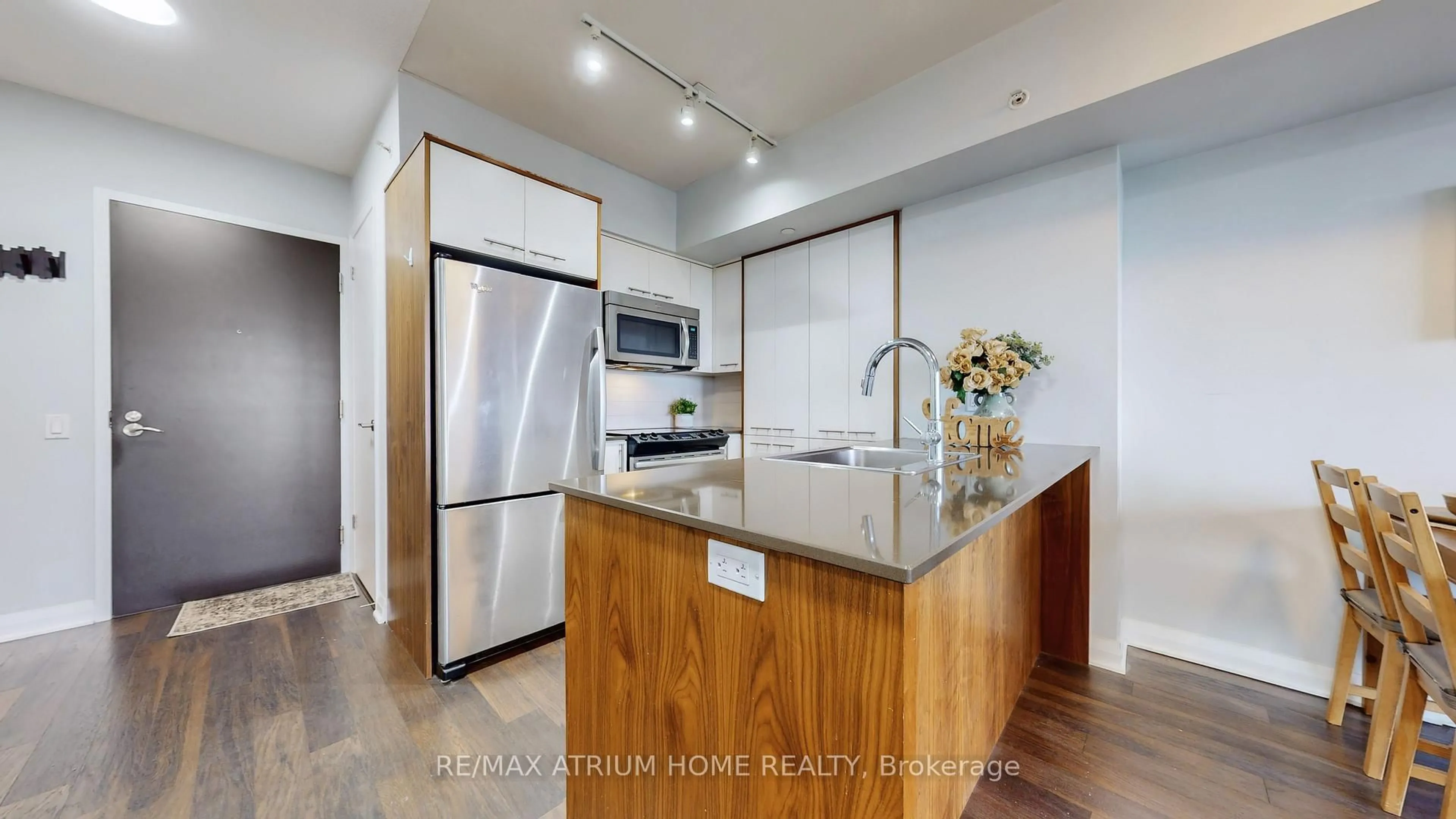 Open concept kitchen, unknown for 5 Valhalla Inn Rd #1803, Toronto Ontario M9B 0B1