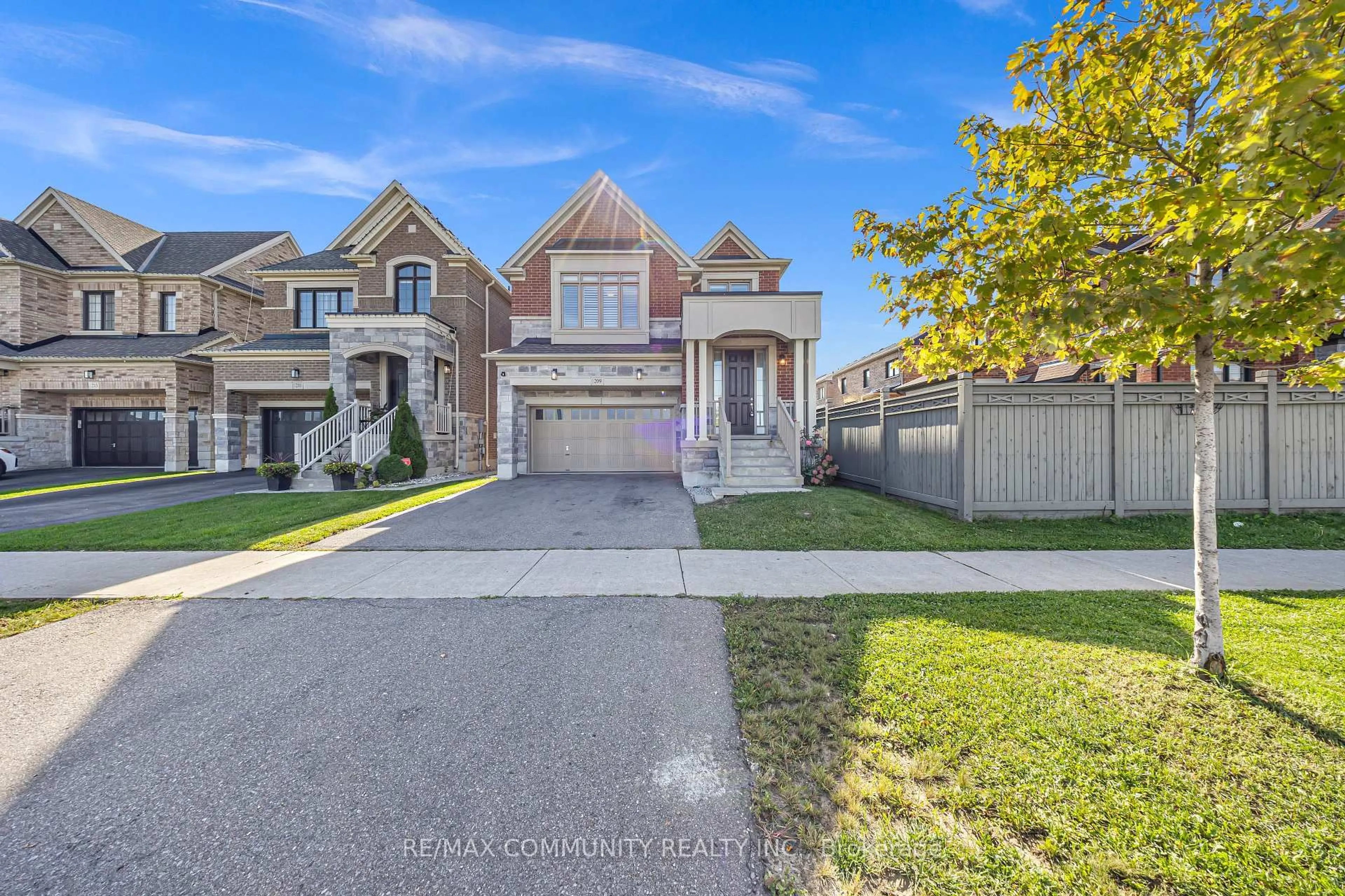 A pic from outside/outdoor area/front of a property/back of a property/a pic from drone, street for 209 Castle Oaks Crossing, Brampton Ontario L6P 3X3