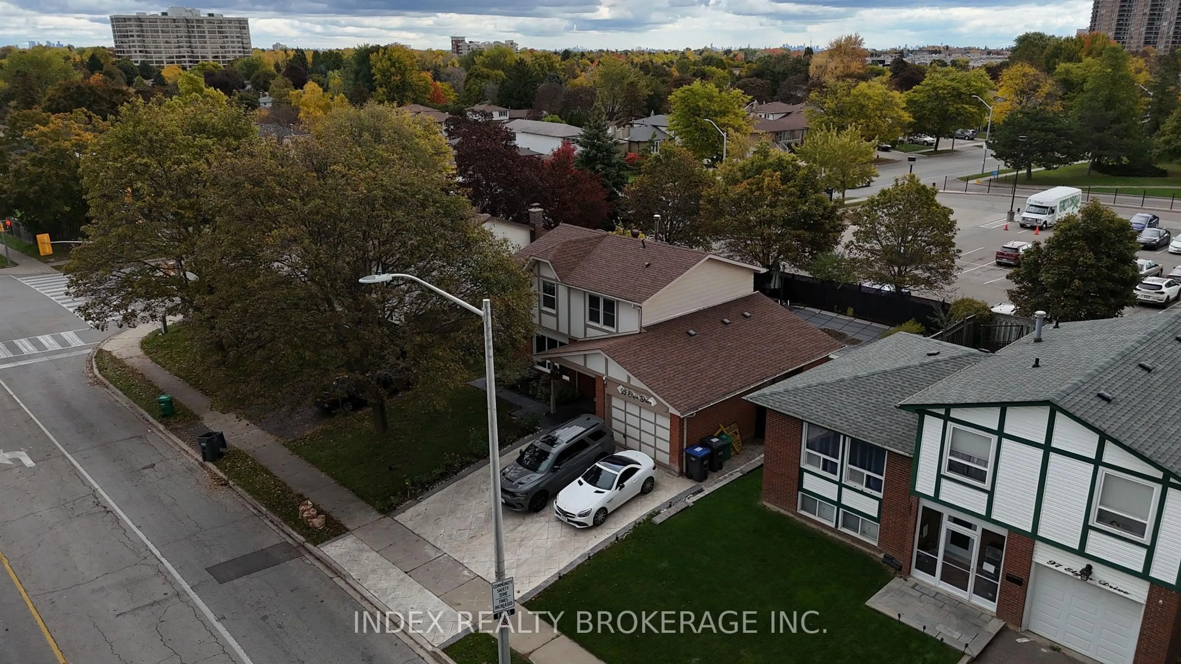 A pic from outside/outdoor area/front of a property/back of a property/a pic from drone, city buildings view from balcony for 95 Elgin Dr, Brampton Ontario L6Y 2E6