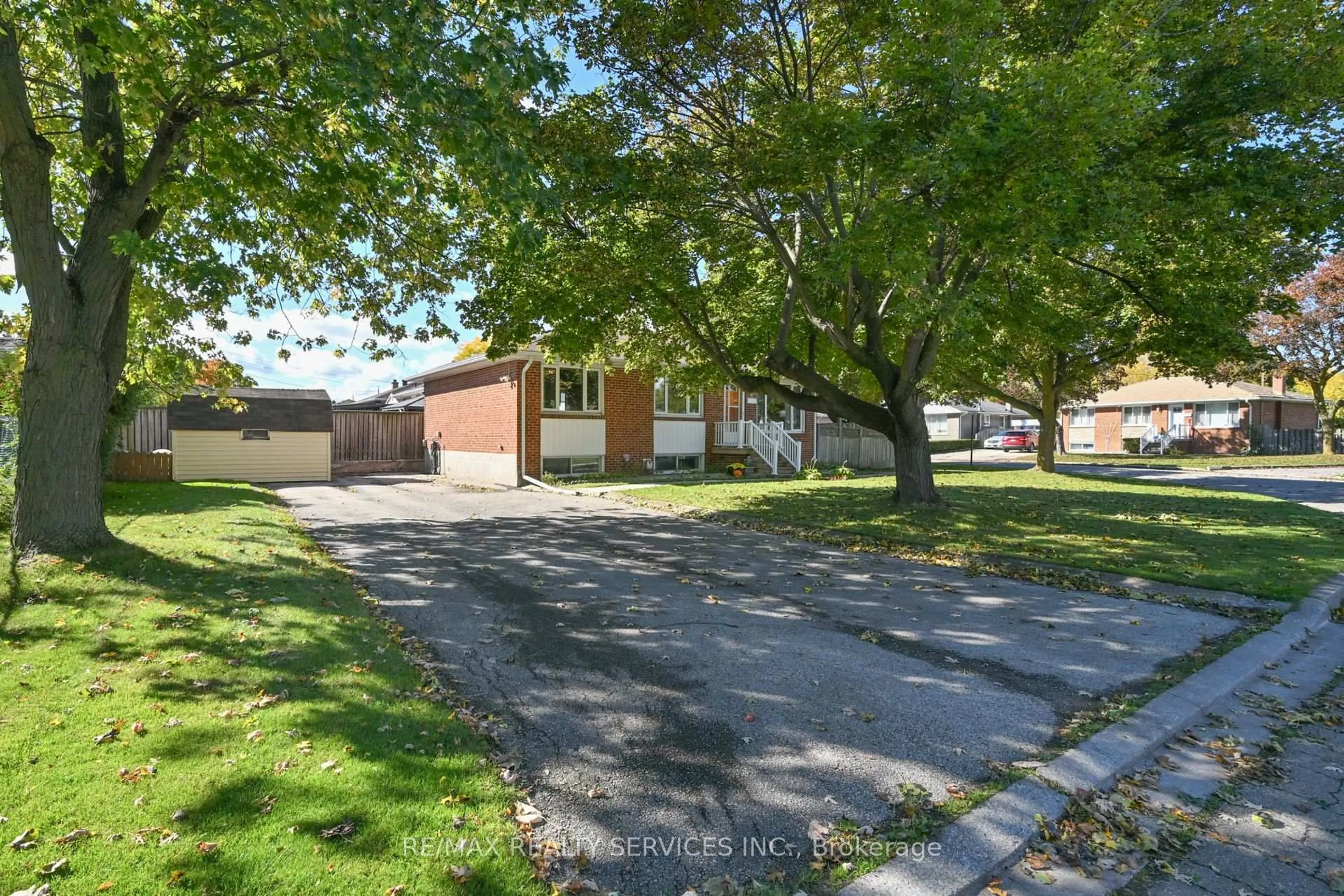 A pic from outside/outdoor area/front of a property/back of a property/a pic from drone, street for 31 Brisco St, Brampton Ontario L6V 1X1