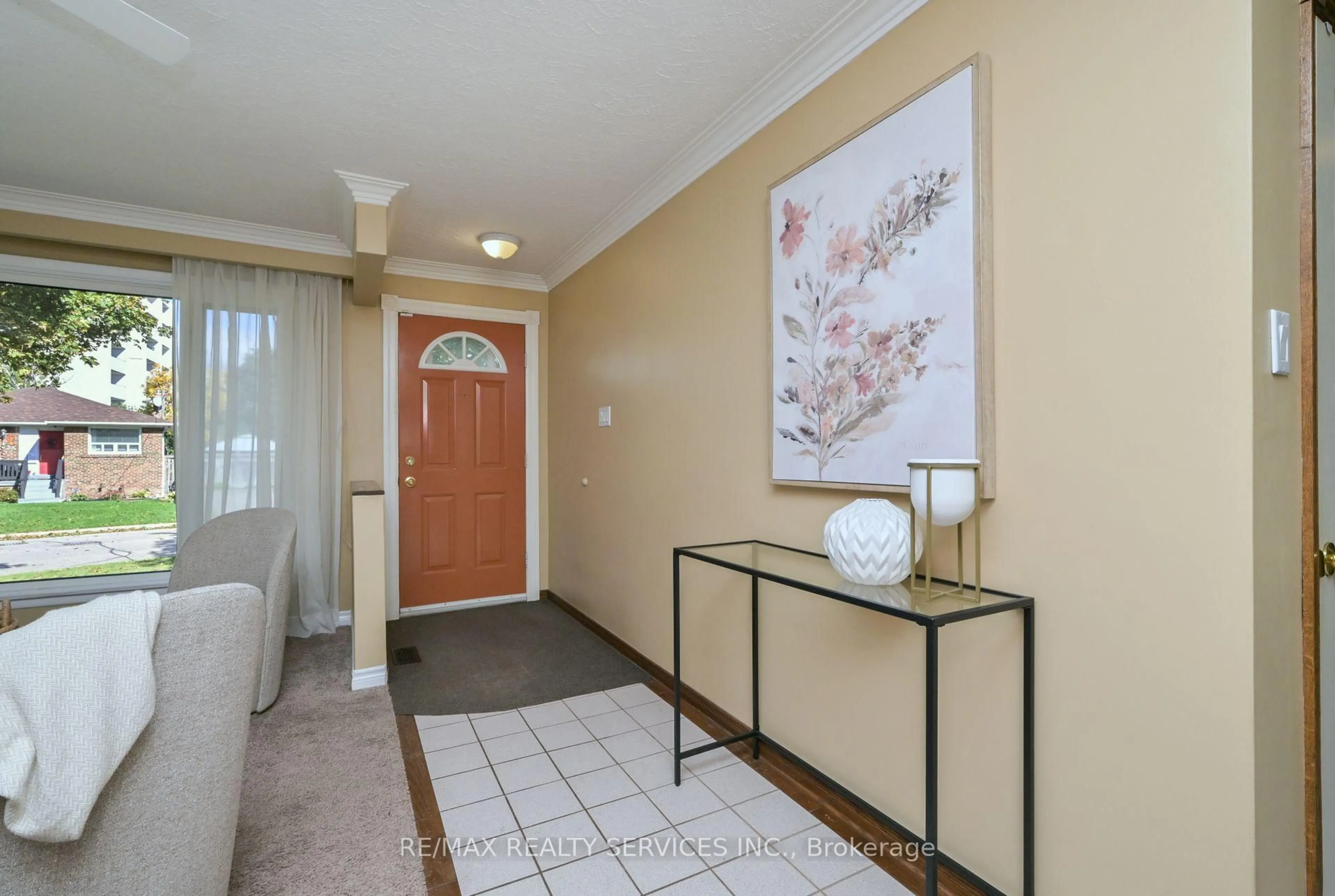 Indoor entryway for 31 Brisco St, Brampton Ontario L6V 1X1