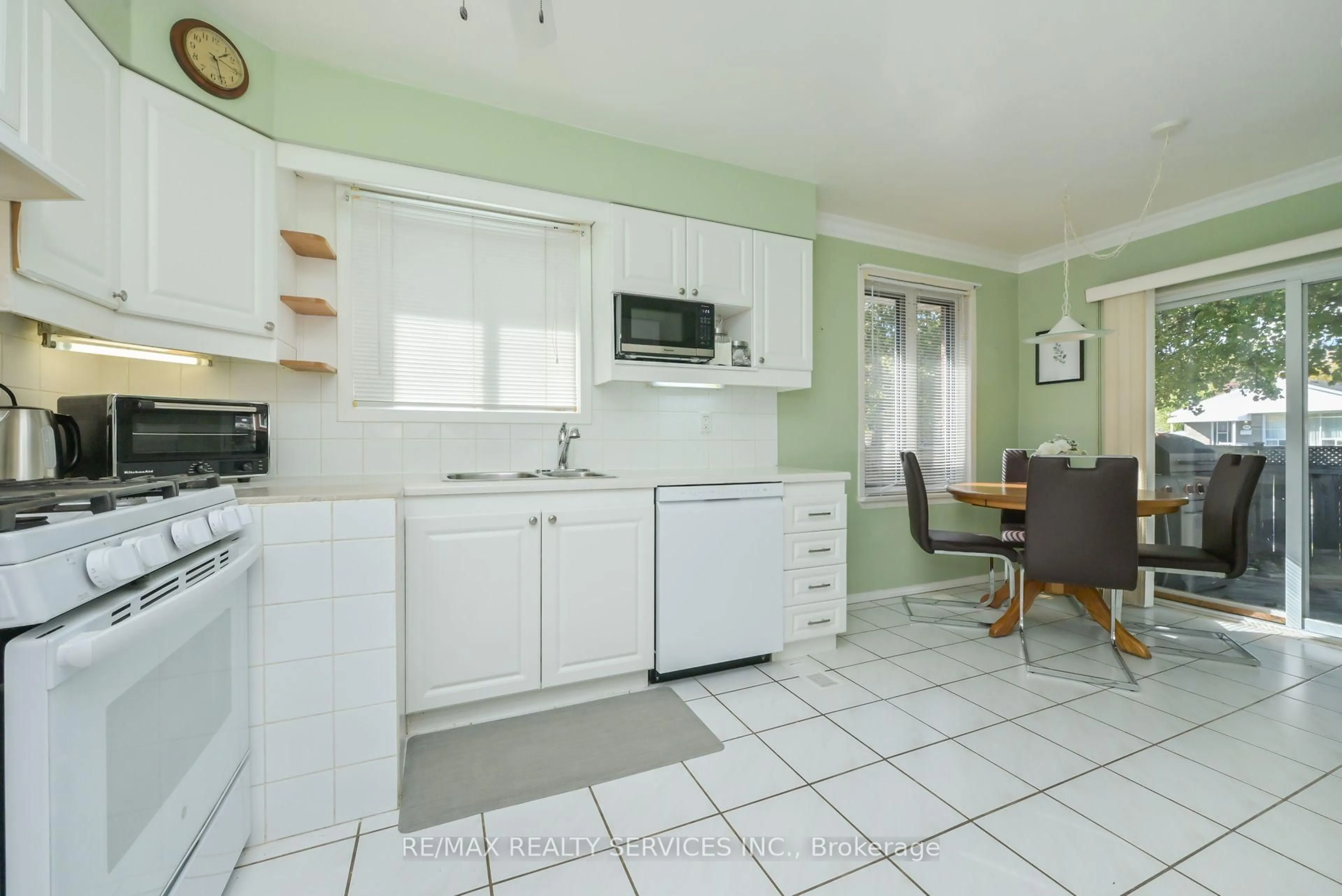 Standard kitchen, ceramic/tile floor for 31 Brisco St, Brampton Ontario L6V 1X1