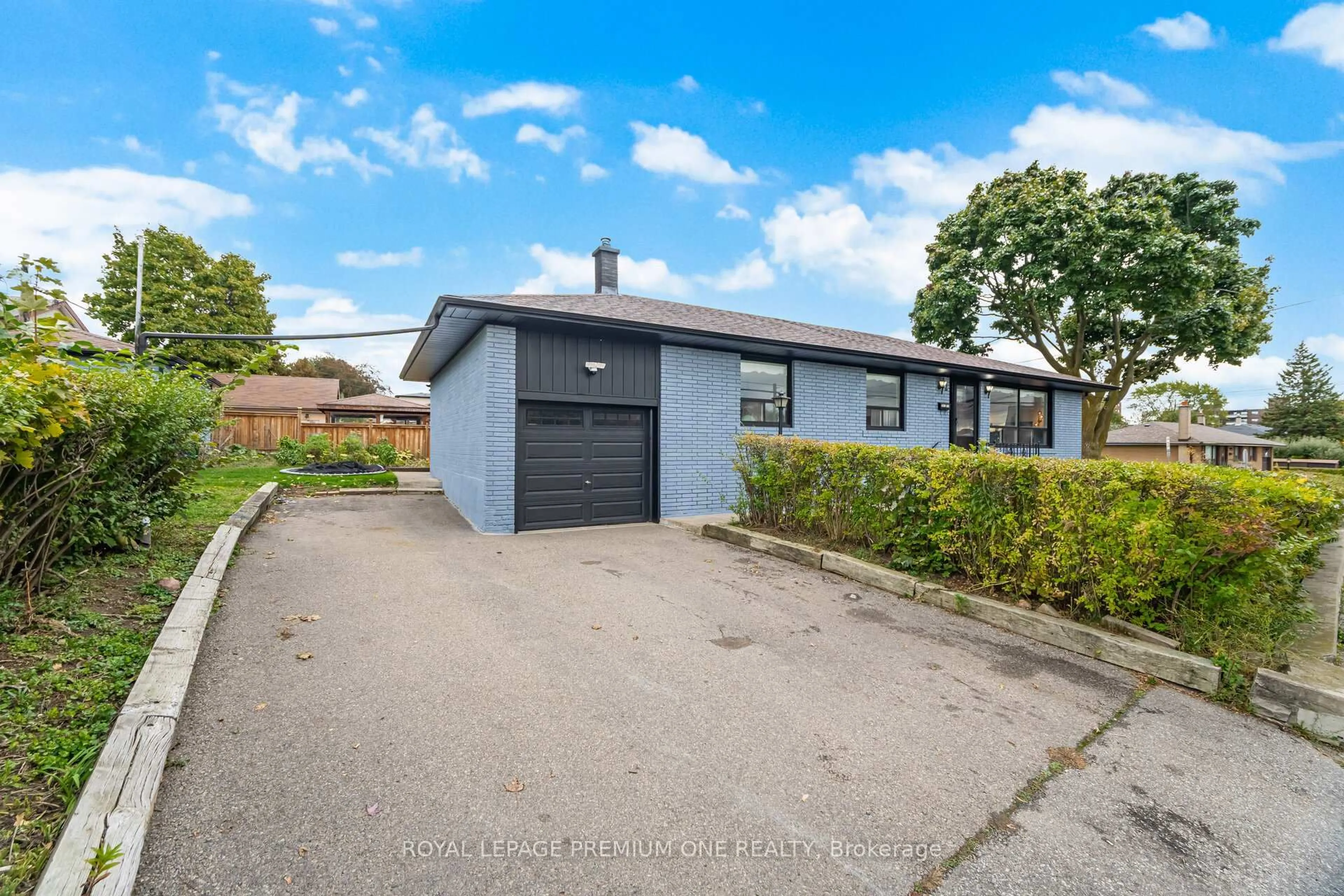 A pic from outside/outdoor area/front of a property/back of a property/a pic from drone, street for 2 Del Ria Dr, Toronto Ontario M6L 1M1