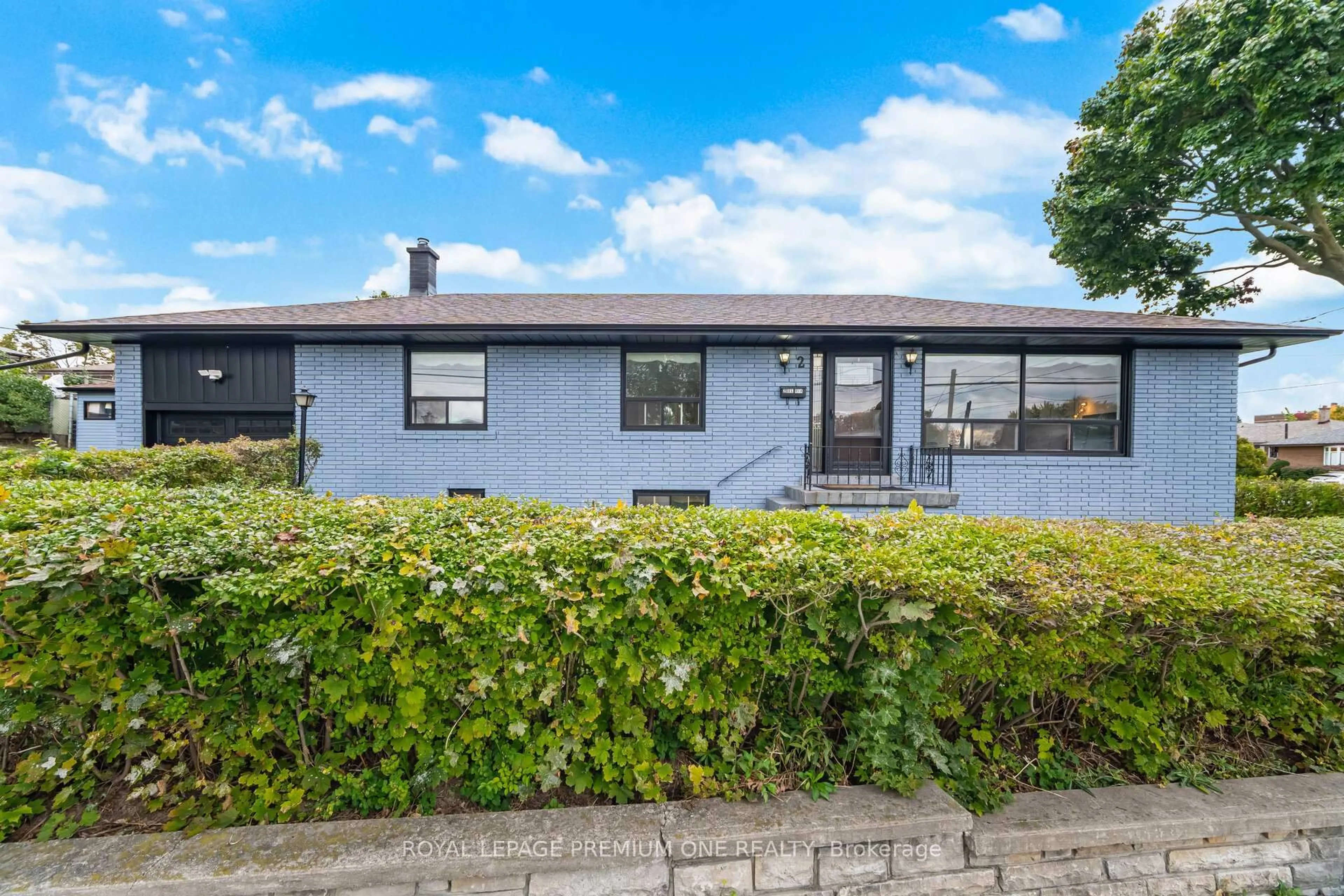A pic from outside/outdoor area/front of a property/back of a property/a pic from drone, street for 2 Del Ria Dr, Toronto Ontario M6L 1M1
