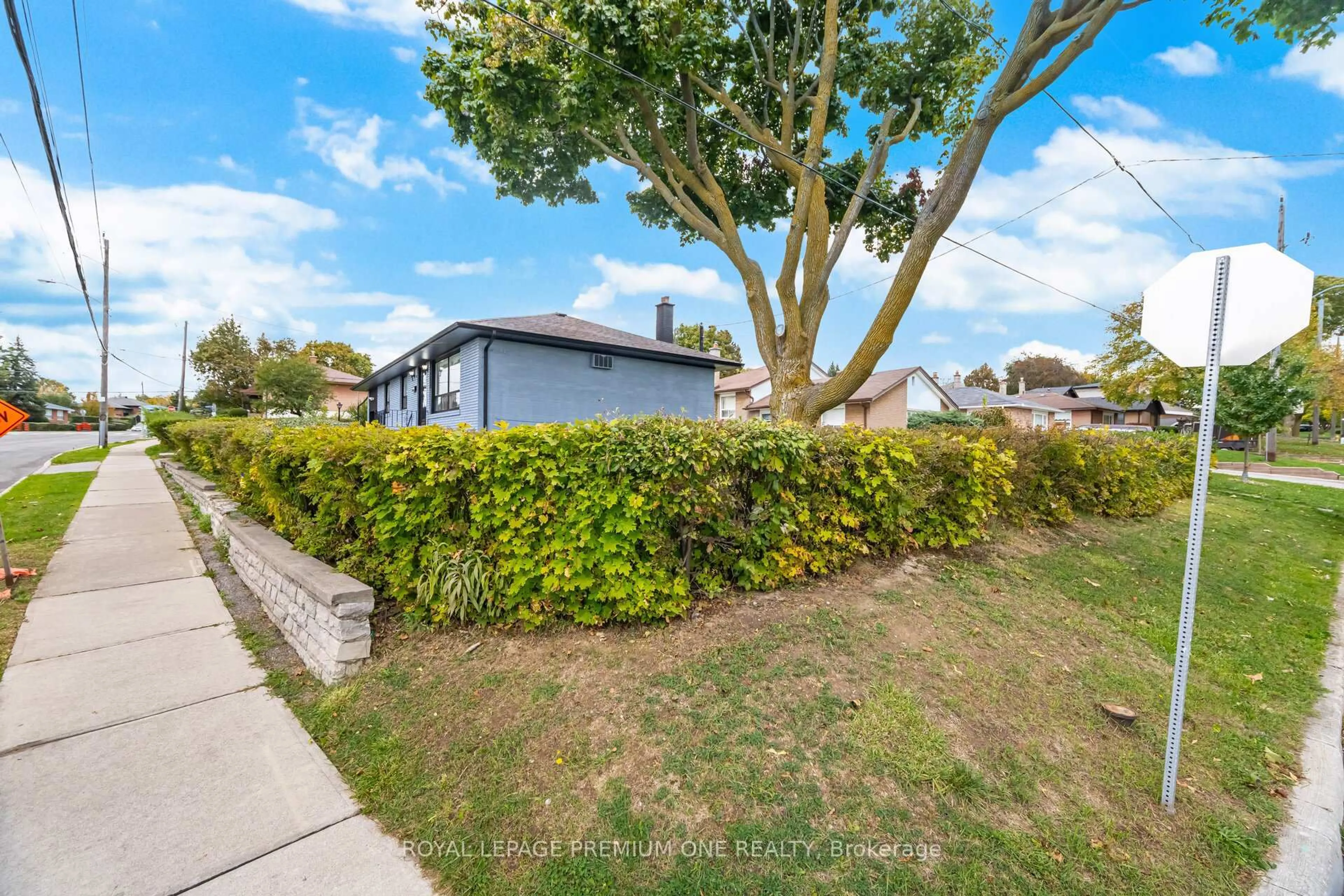 A pic from outside/outdoor area/front of a property/back of a property/a pic from drone, street for 2 Del Ria Dr, Toronto Ontario M6L 1M1