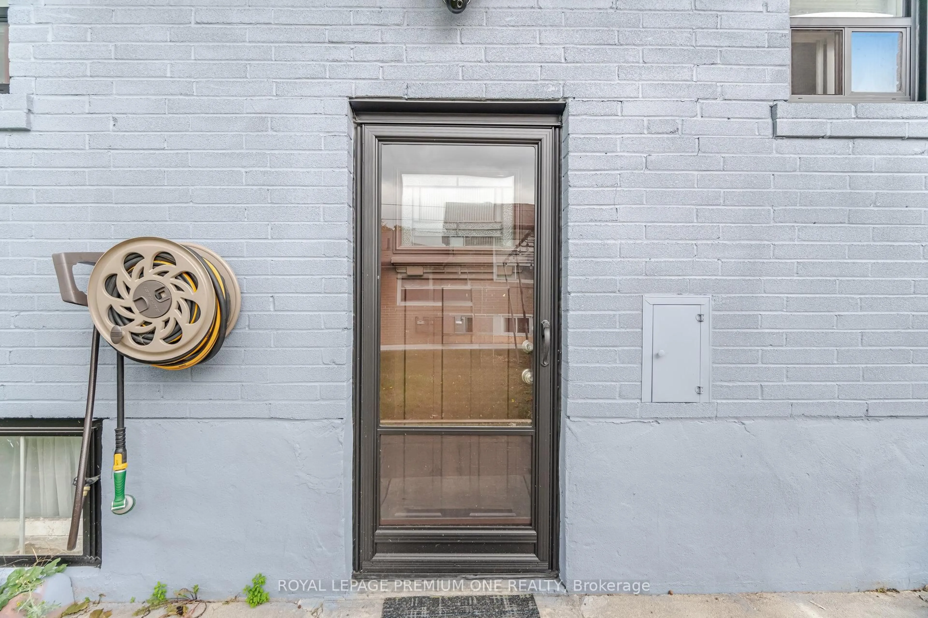 Indoor entryway for 2 Del Ria Dr, Toronto Ontario M6L 1M1