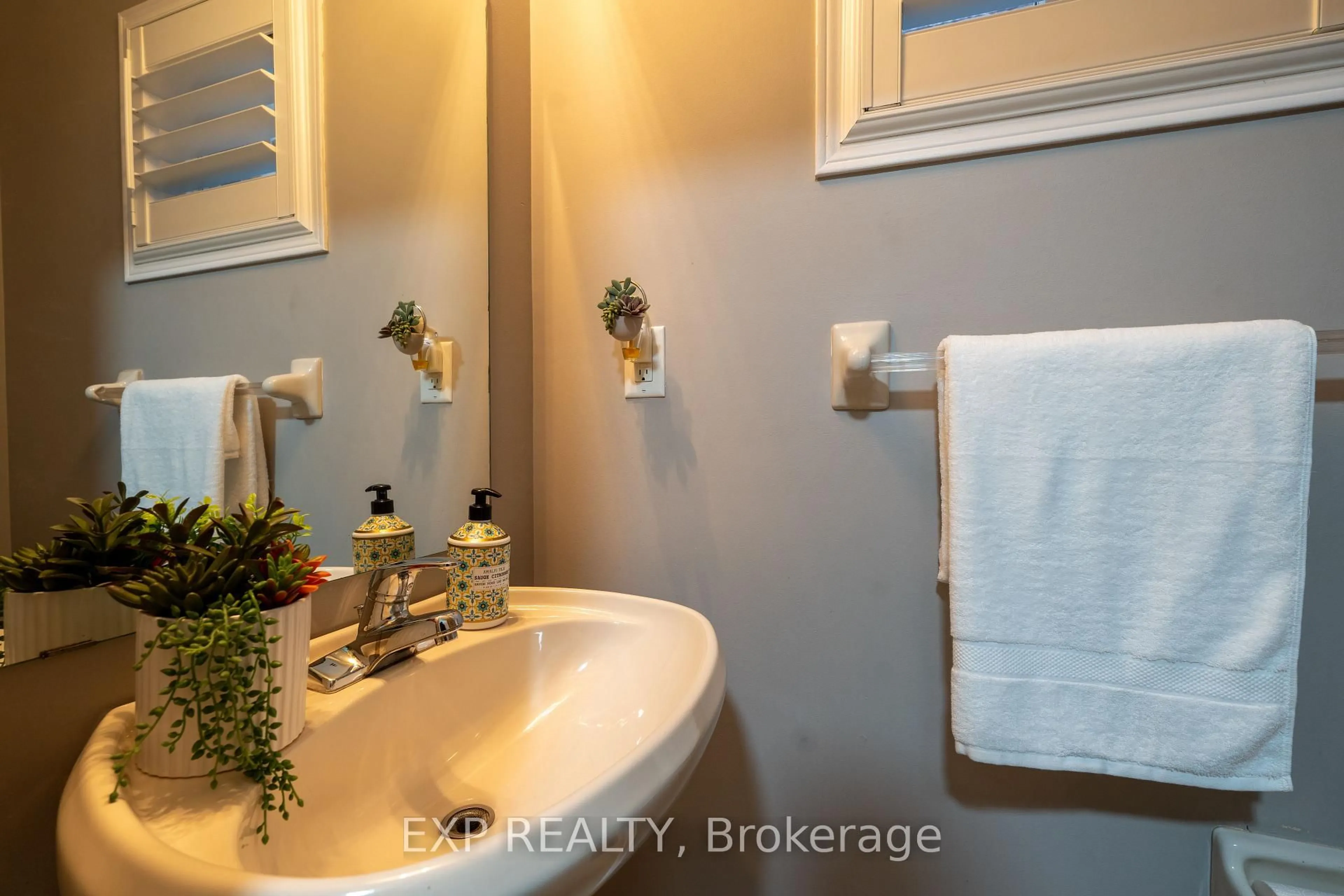 Standard bathroom, ceramic/tile floor for 37 Farthingale Cres, Brampton Ontario L7A 1S8