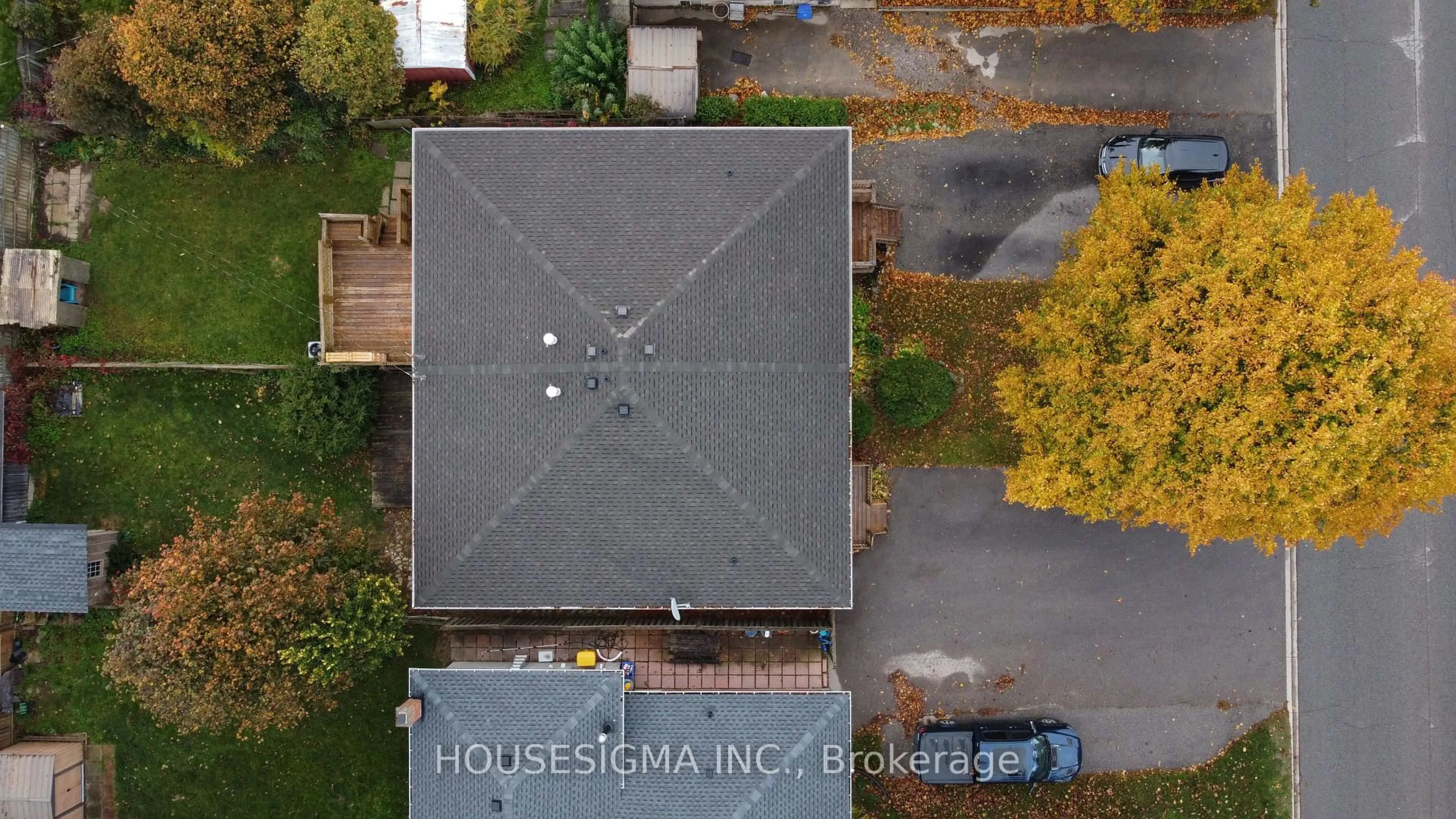 A pic from outside/outdoor area/front of a property/back of a property/a pic from drone, building for 93 Dawson Rd, Orangeville Ontario L9W 2W7