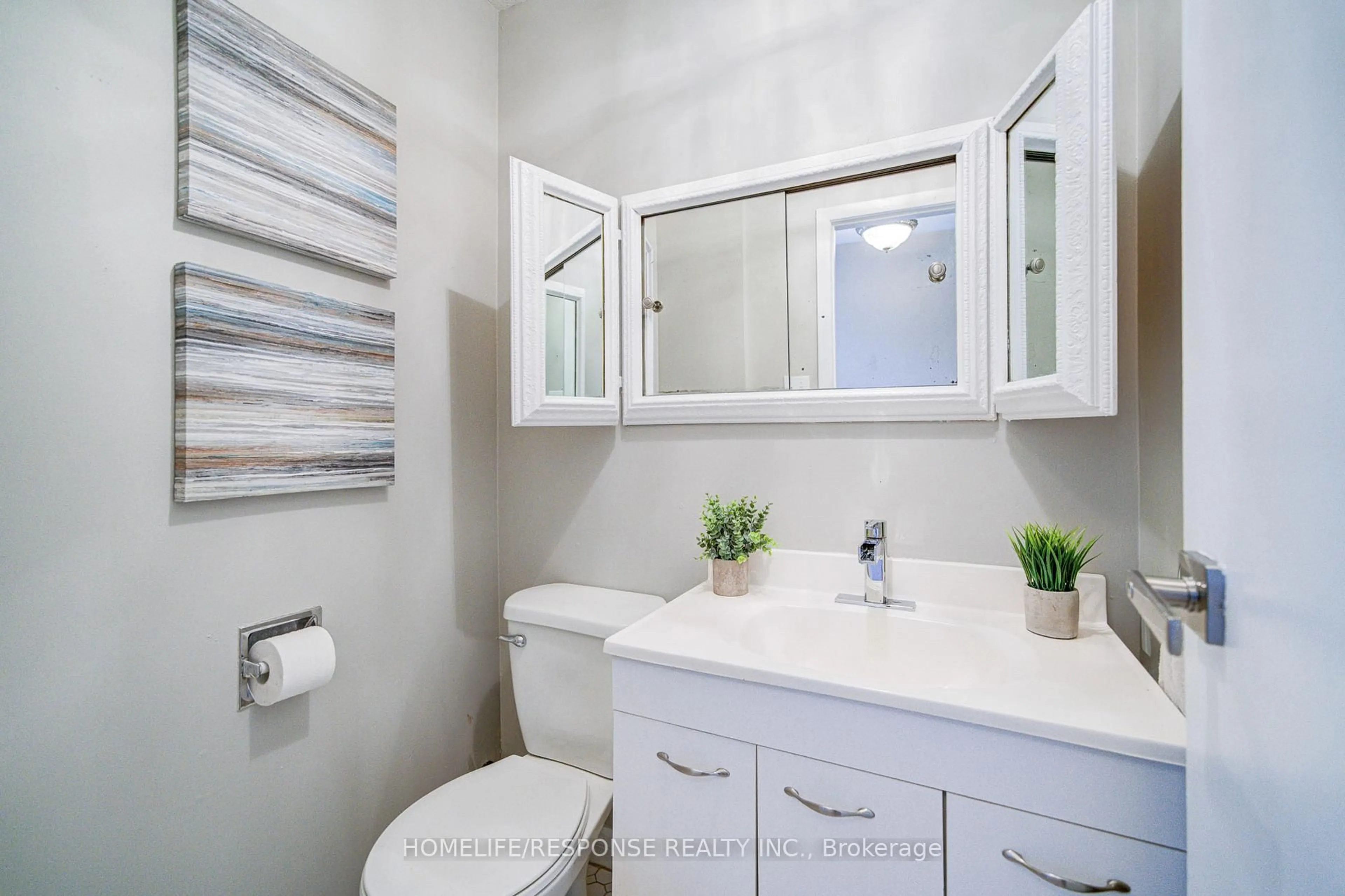 Standard bathroom, ceramic/tile floor for 33 Groveland Cres, Brampton Ontario L6S 1L1