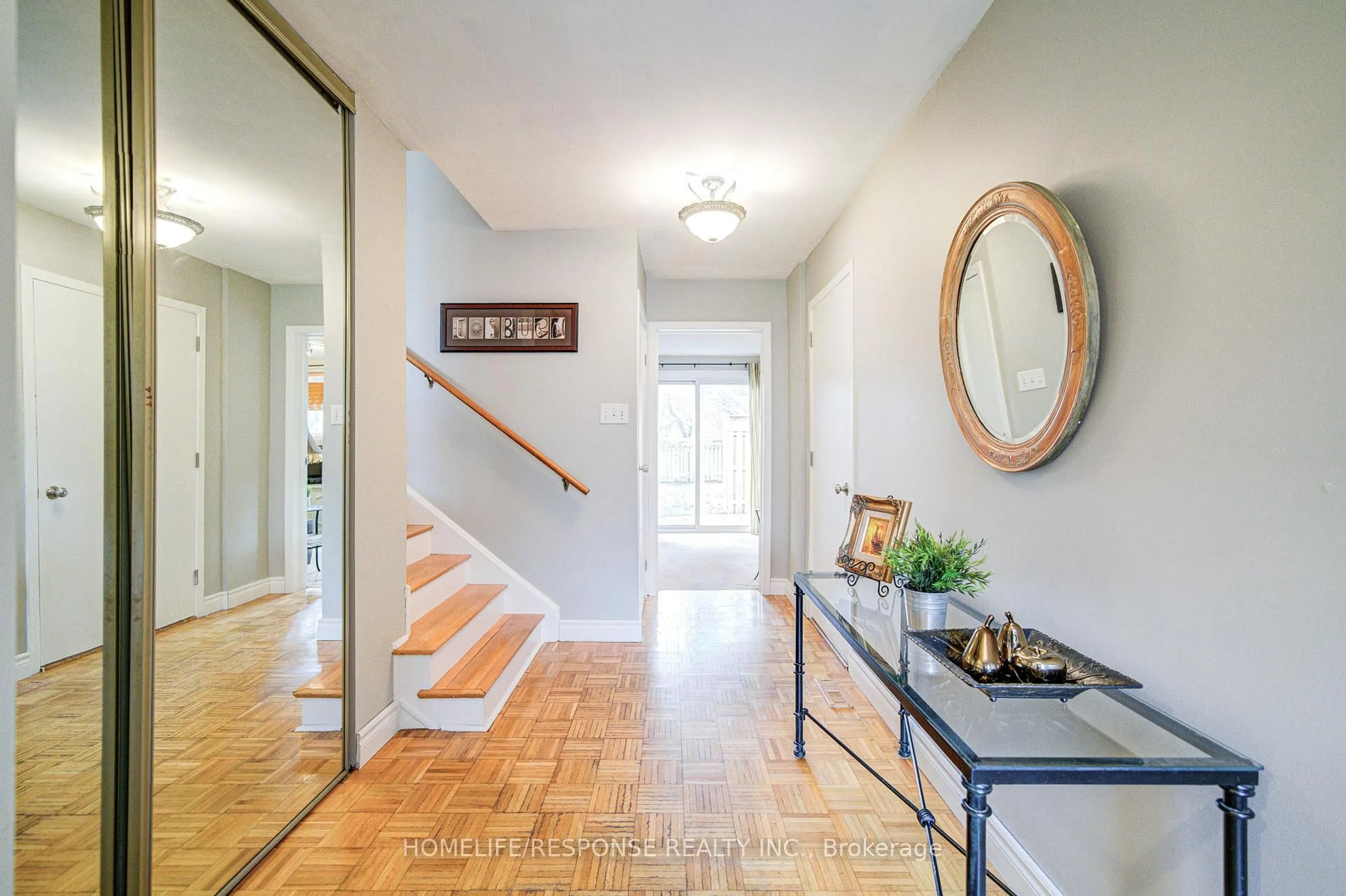 Indoor entryway for 33 Groveland Cres, Brampton Ontario L6S 1L1