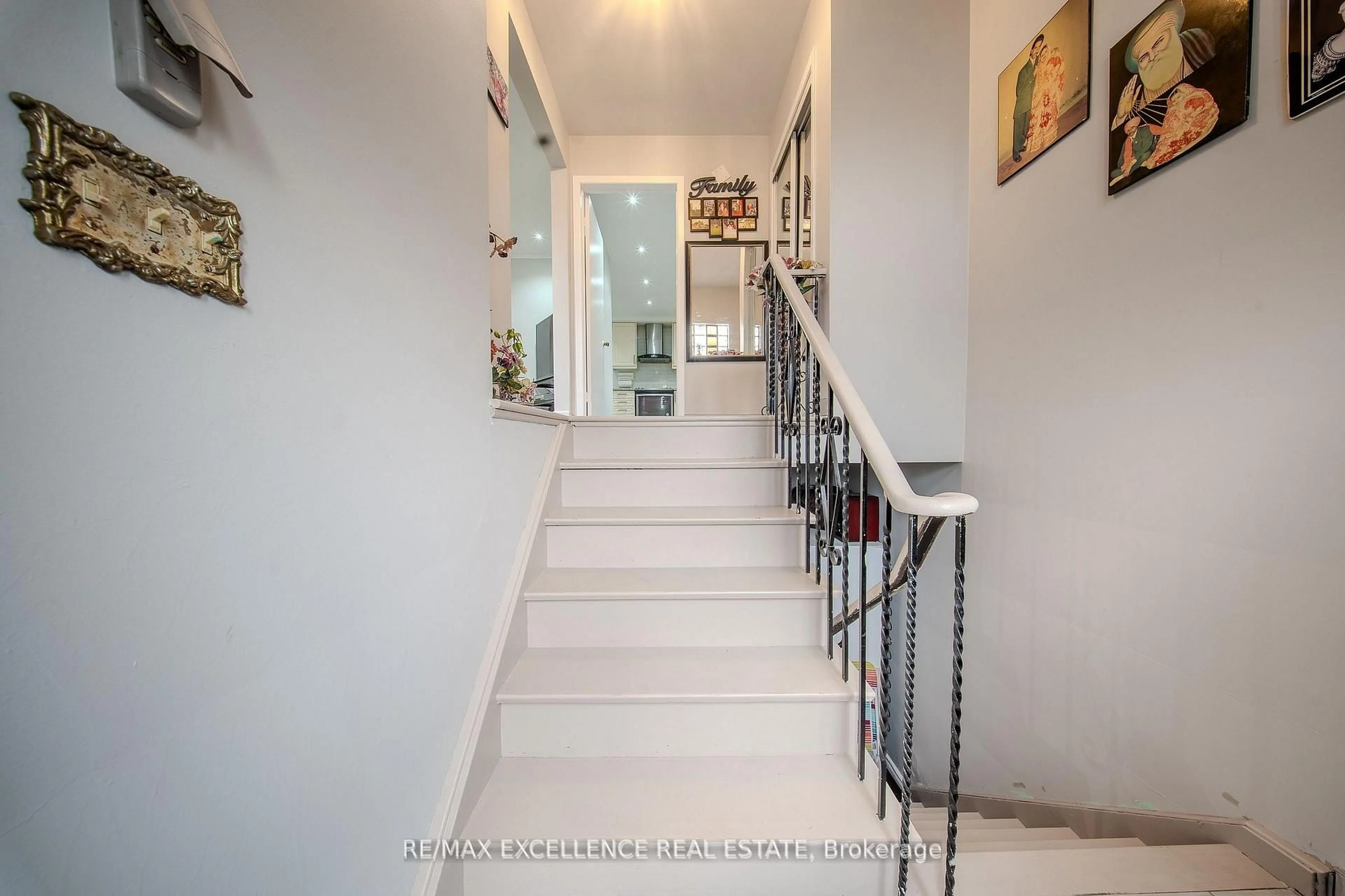 Indoor foyer for 7246 Reindeer Dr, Mississauga Ontario L4T 2M7