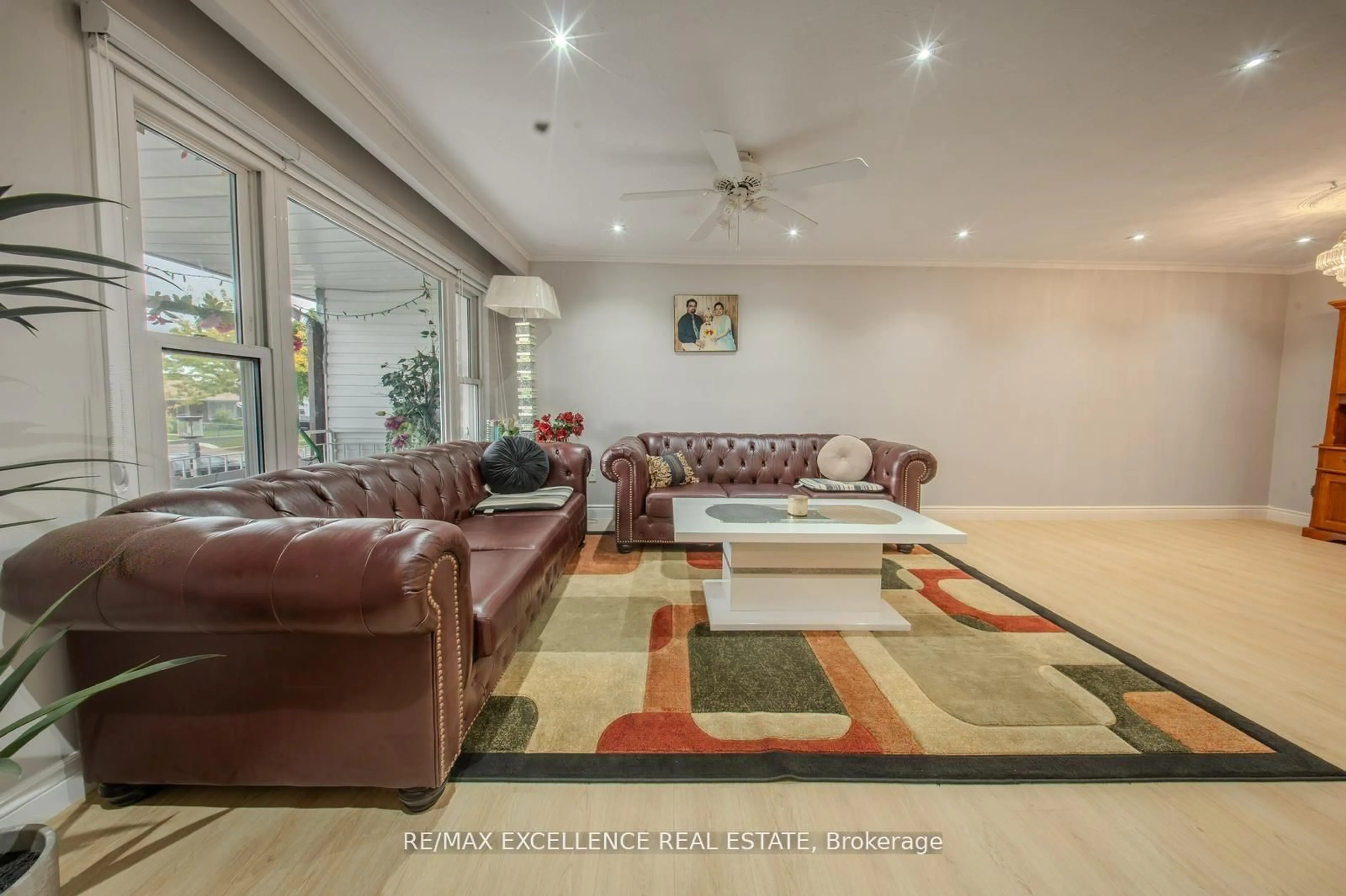 Living room with furniture, unknown for 7246 Reindeer Dr, Mississauga Ontario L4T 2M7